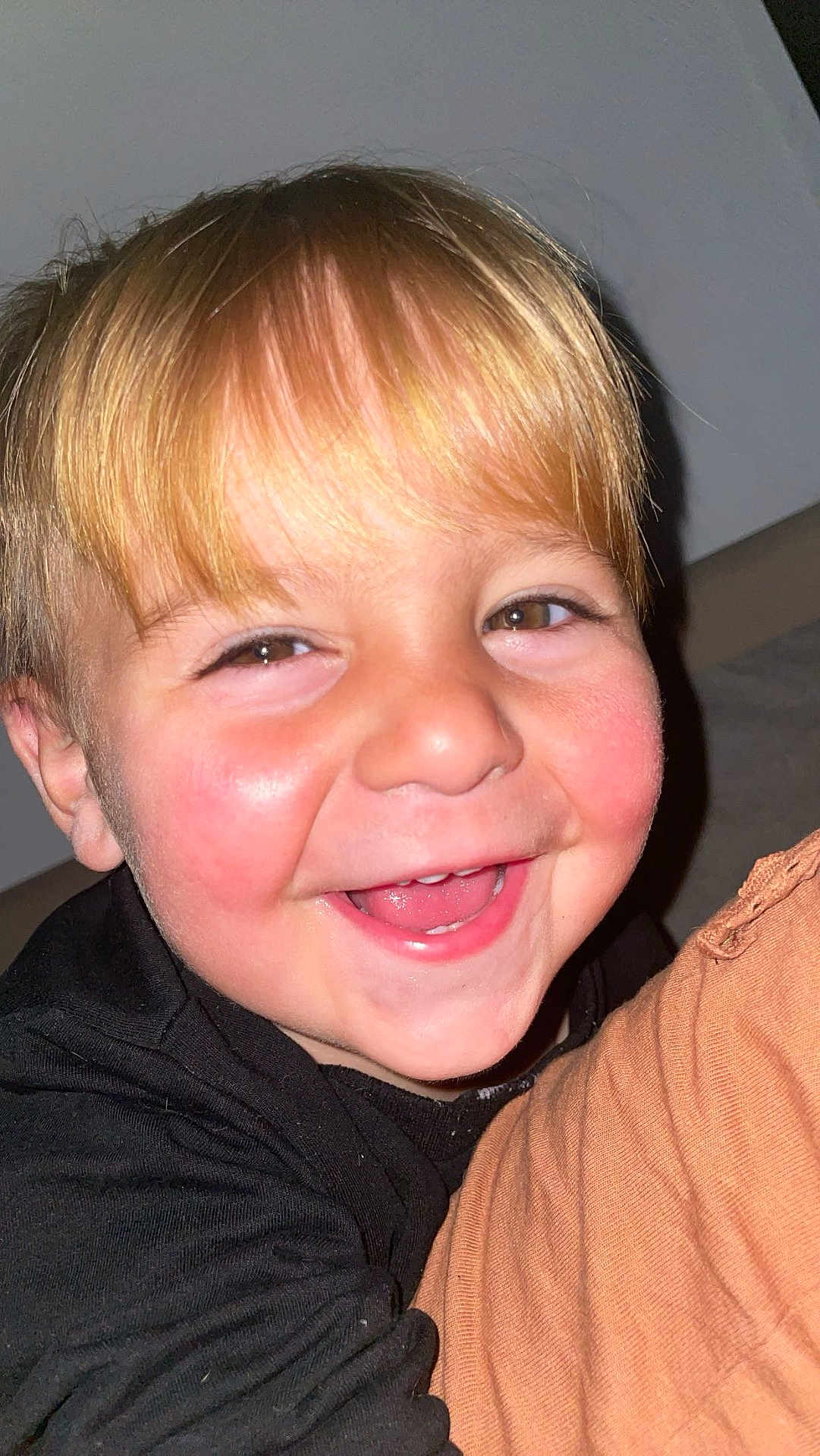 Caylhan participe au concours pour gagner de l'argent avec cette photo : child, toddler, smiling, happy, face, closeup, blond_hair, rosy_cheeks, joy, person, portrait, clothing, black_shirt, indoor, expression, cute, skin, eyebrows, mouth, teeth