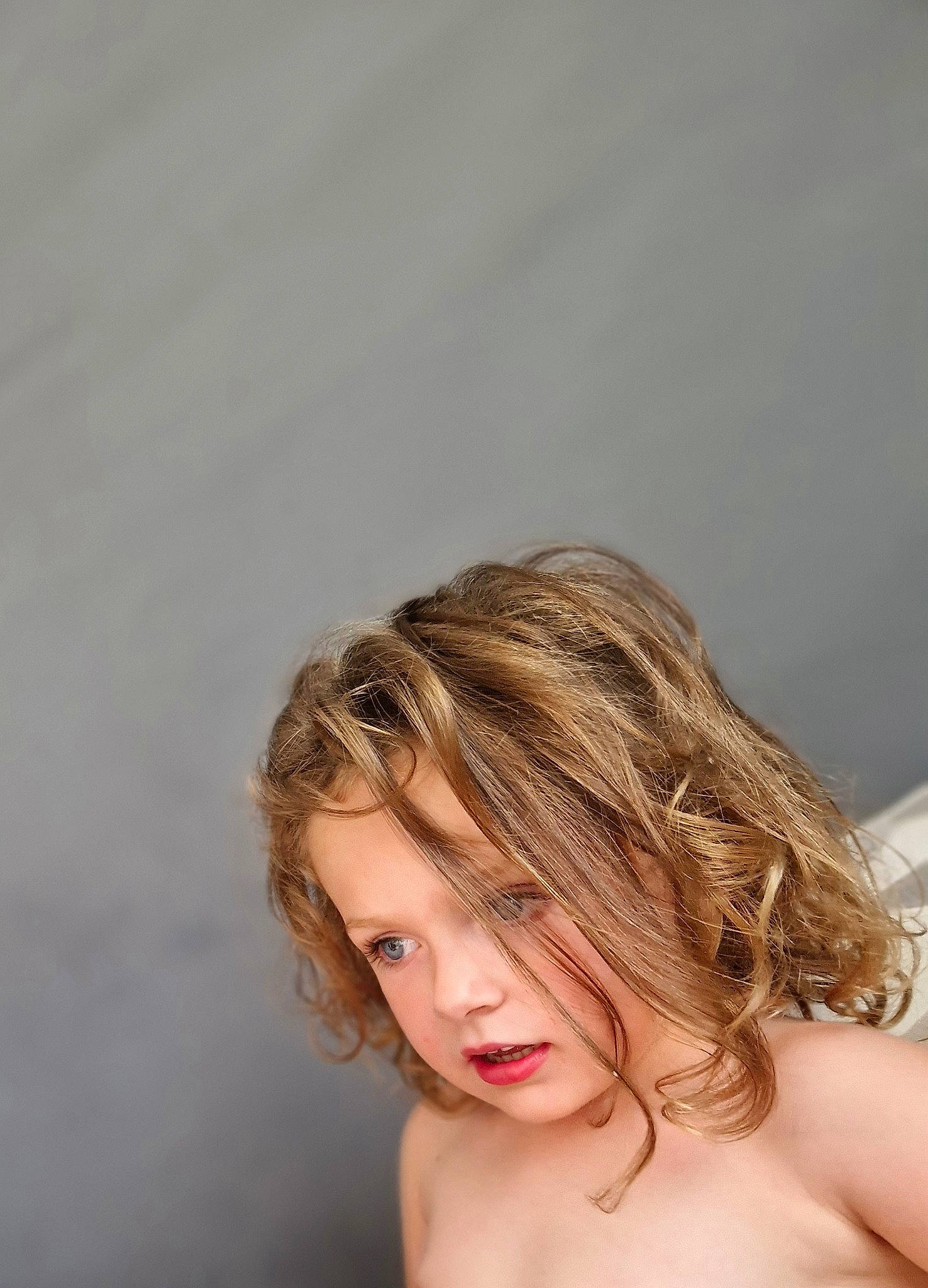 Hanna participe au concours pour gagner de l'argent avec cette photo : blond, brown_hair, chest, child, eyelash, flash_photography, fun, gesture, hair, hair_coloring, happy, layered_hair, lip, neck, person, portrait_photography, shoulder, skin, smile, surfer_hair