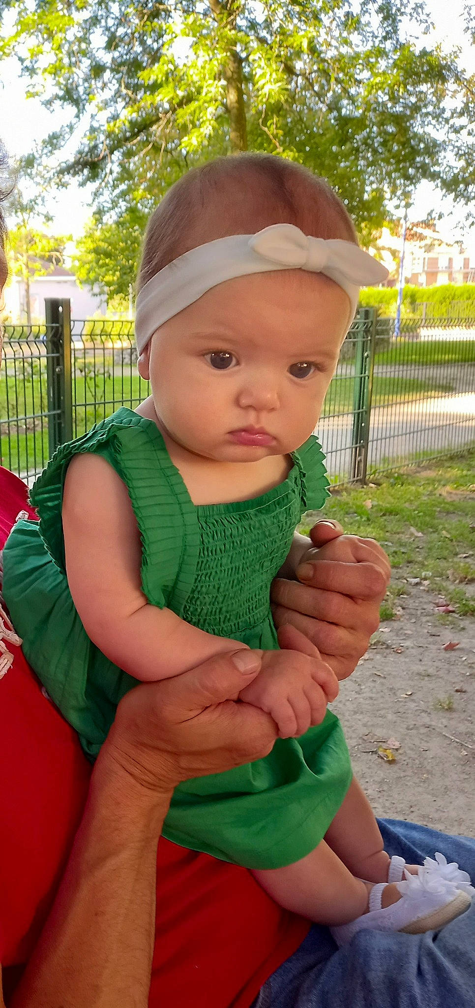 Imen a rejoint le concours — aidez-le/la à gagner de superbes lots ! baby, baby_toddler_clothing, cap, child, eye, face, finger, grass, hand, hat, headwear, leaf, lip, person, pink, plant, skin, sleeve, thumb, toddler