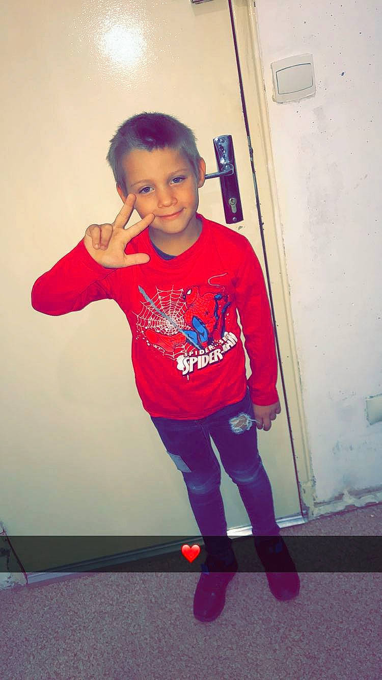 Théo participe au concours pour gagner de l'argent avec cette photo : child, face, happy, head, joy, magenta, pajamas, person, pink, red, shoe, skin, smile, standing, t_shirt, toddler