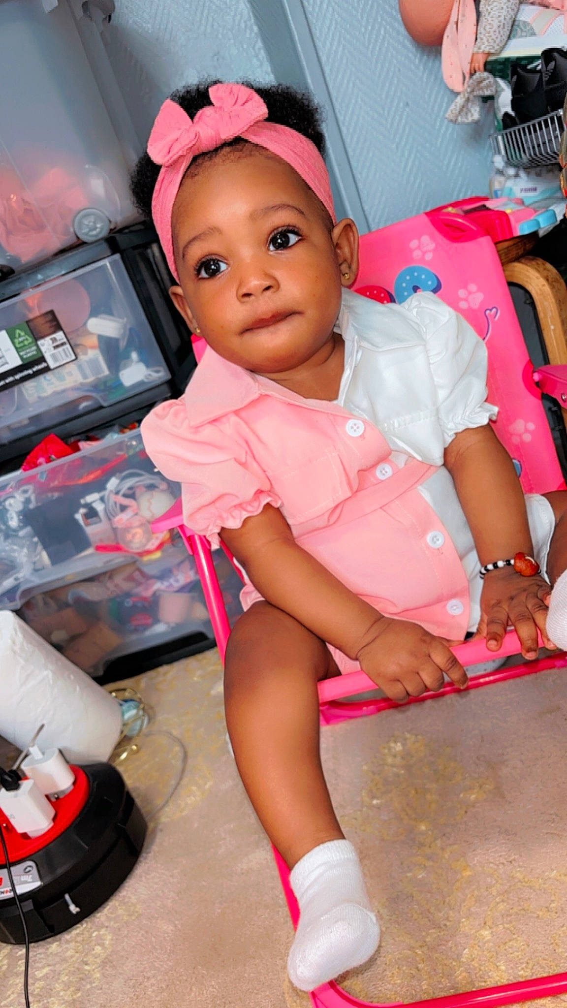 Salimata participe au concours pour gagner de l'argent avec cette photo : baby_toddler_clothing, cheek, chest, child, eyelash, foot, fun, human_leg, joint, knee, magenta, mouth, person, pink, sandal, shorts, skin, sock, thigh, thumb