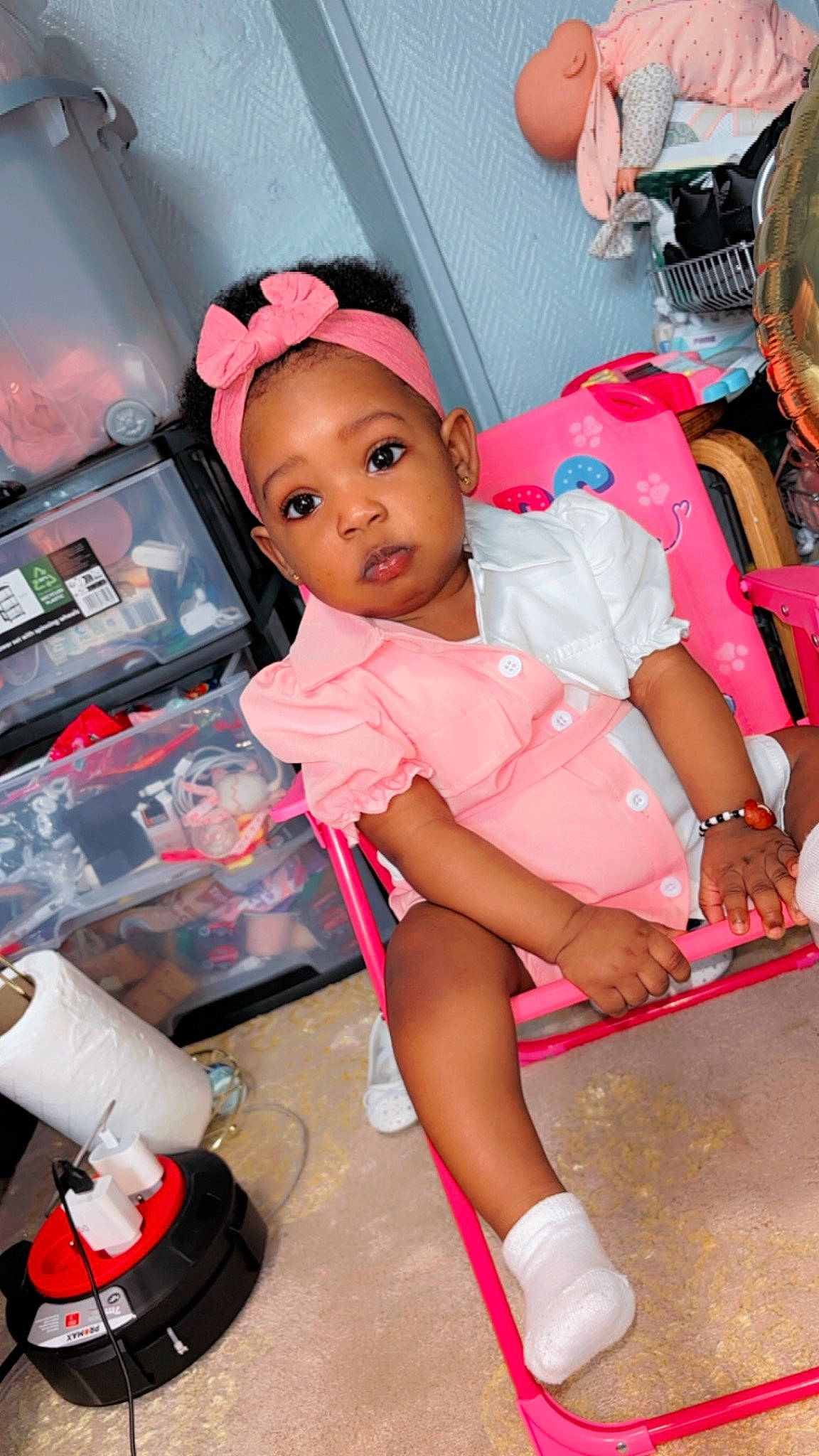 Salimata participe au concours pour gagner de l'argent avec cette photo : beauty, carmine, child, cool, costume, fashion, foot, fun, hat, human_leg, knee, leg, magenta, person, pink, sandal, sitting, skin, sock, thigh