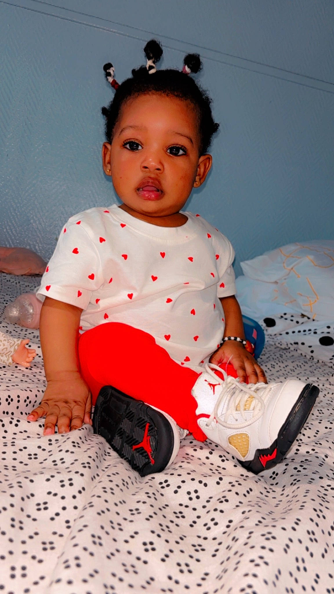 Salimata a rejoint le concours — aidez-le/la à gagner de superbes lots ! arm, baby, baby_toddler_clothing, carmine, cheek, child, dress, flash_photography, flooring, fun, happy, human_leg, one_piece_garment, orange, pattern, person, sitting, skin, sleeve, t_shirt