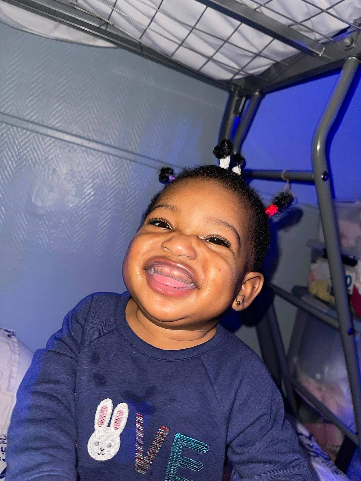 Salimata participe au concours pour gagner de l'argent avec cette photo : audio_equipment, cheek, chin, cool, electric_blue, eye, eyebrow, flash_photography, forehead, fun, happy, jaw, mouth, neck, nose, person, skin, sleeve, smile, t_shirt