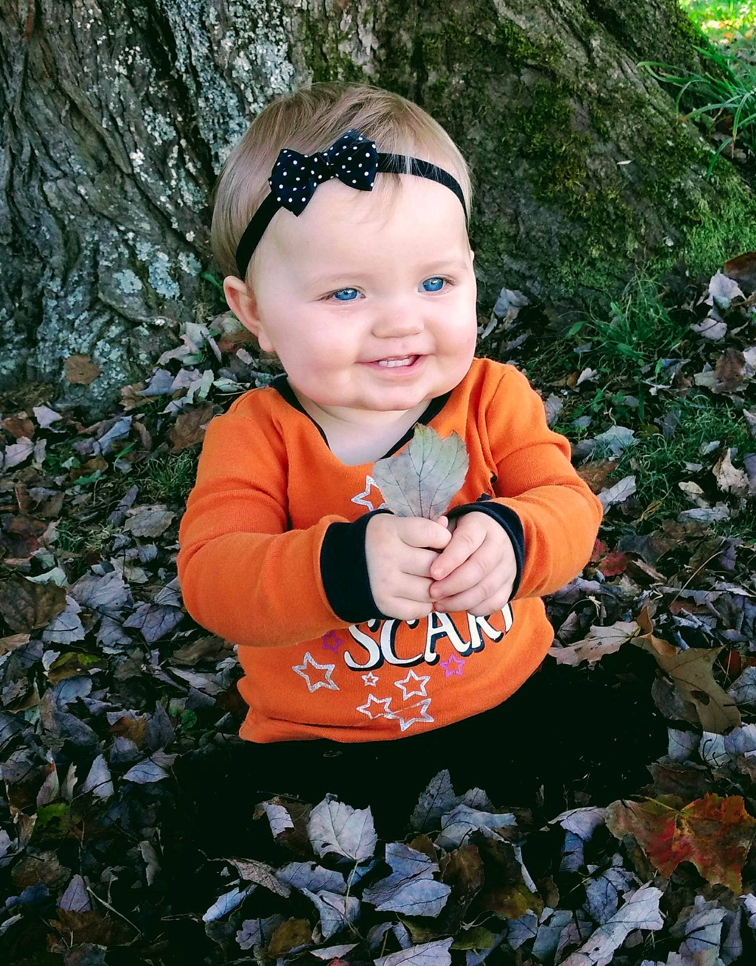 Ala is registered to the contest to win money with this photo: baby, baby_laughing, baby_toddler_clothing, goggles, hair_accessory, headband, headwear, joy, mouth, nose, person, toddler