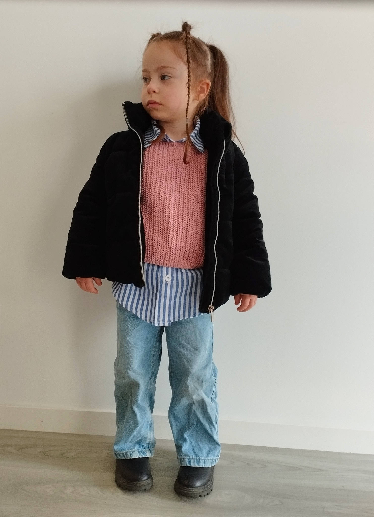 Héléna participe au concours pour gagner de l'argent avec cette photo : baby_toddler_clothing, blazer, button, collar, denim, dress_shirt, electric_blue, fashion_design, fur, grey, jacket, knee, outerwear, pattern, person, sleeve, sportswear, t_shirt, thigh, toddler
