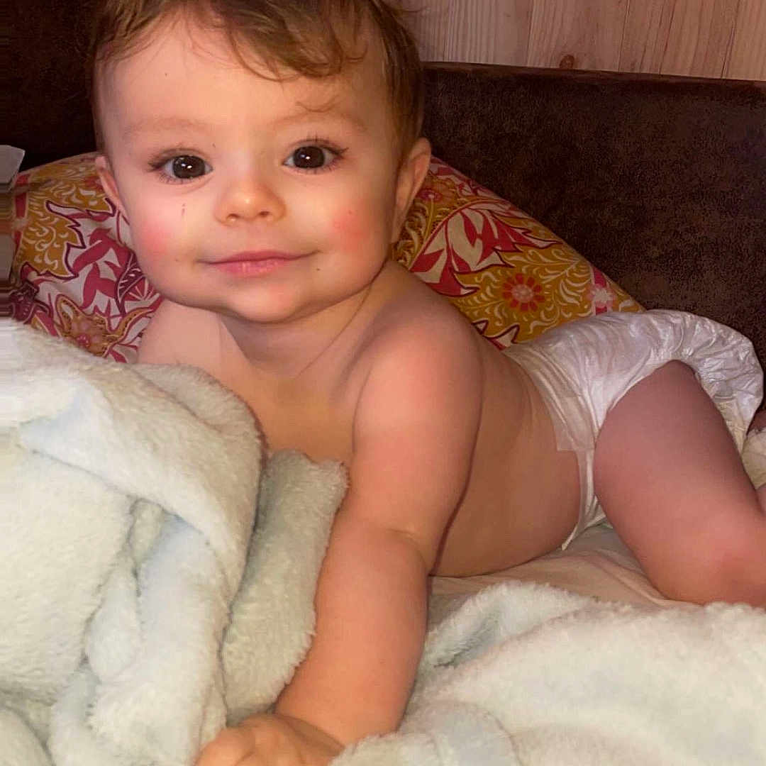 Sherkan a rejoint le concours — aidez-le/la à gagner de superbes lots ! baby, blanket, child, cozy, crawling, cute, diaper, face, happy, home, indoors, infant, pillow, portrait, skin, smiling, soft, toddler, wooden_wall, young