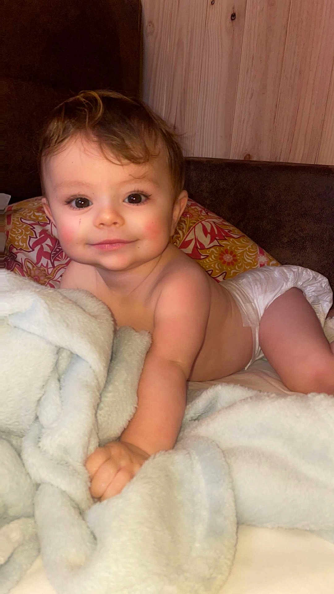 Sherkan a rejoint le concours — aidez-le/la à gagner de superbes lots ! baby, infant, diaper, blanket, crawling, smiling, face, child, cute, indoors, soft, cozy, pillow, wooden_wall, skin, young, portrait, happy, toddler, home