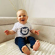 Maëlo a rejoint le concours — aidez-le/la à gagner de superbes lots ! baby, child, smiling, sitting, indoors, couch, clothing, tshirt, pants, barefoot, face, happy, furniture, cozy, decor, branch, light, portrait, cute, infant