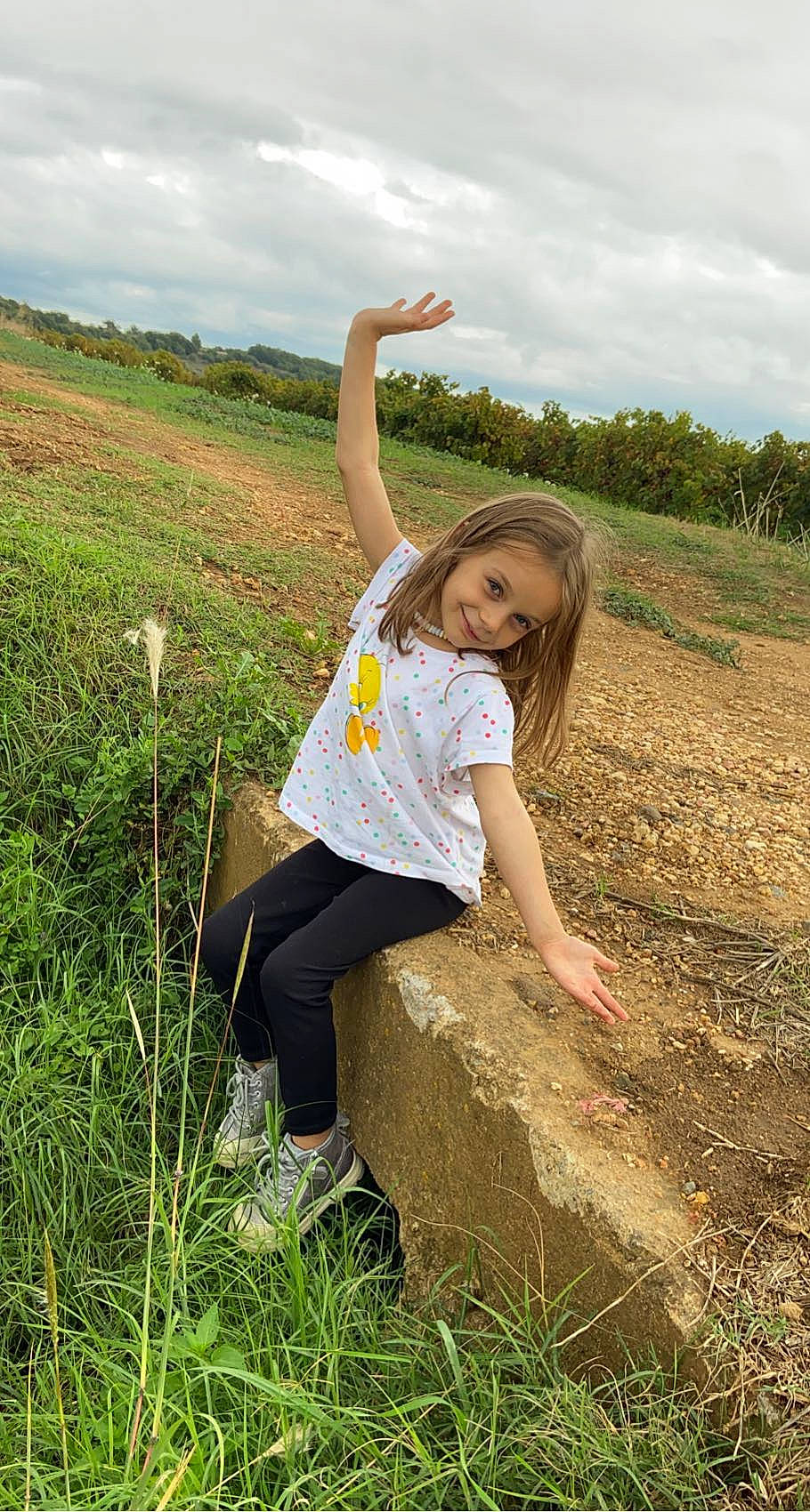 Emy a rejoint le concours — aidez-le/la à gagner de superbes lots ! agriculture, cloud, field, flash_photography, fun, grass, grass_family, grassland, happy, human_leg, joy, landscape, leisure, people_in_nature, person, plant, prairie, sky, soil, t_shirt