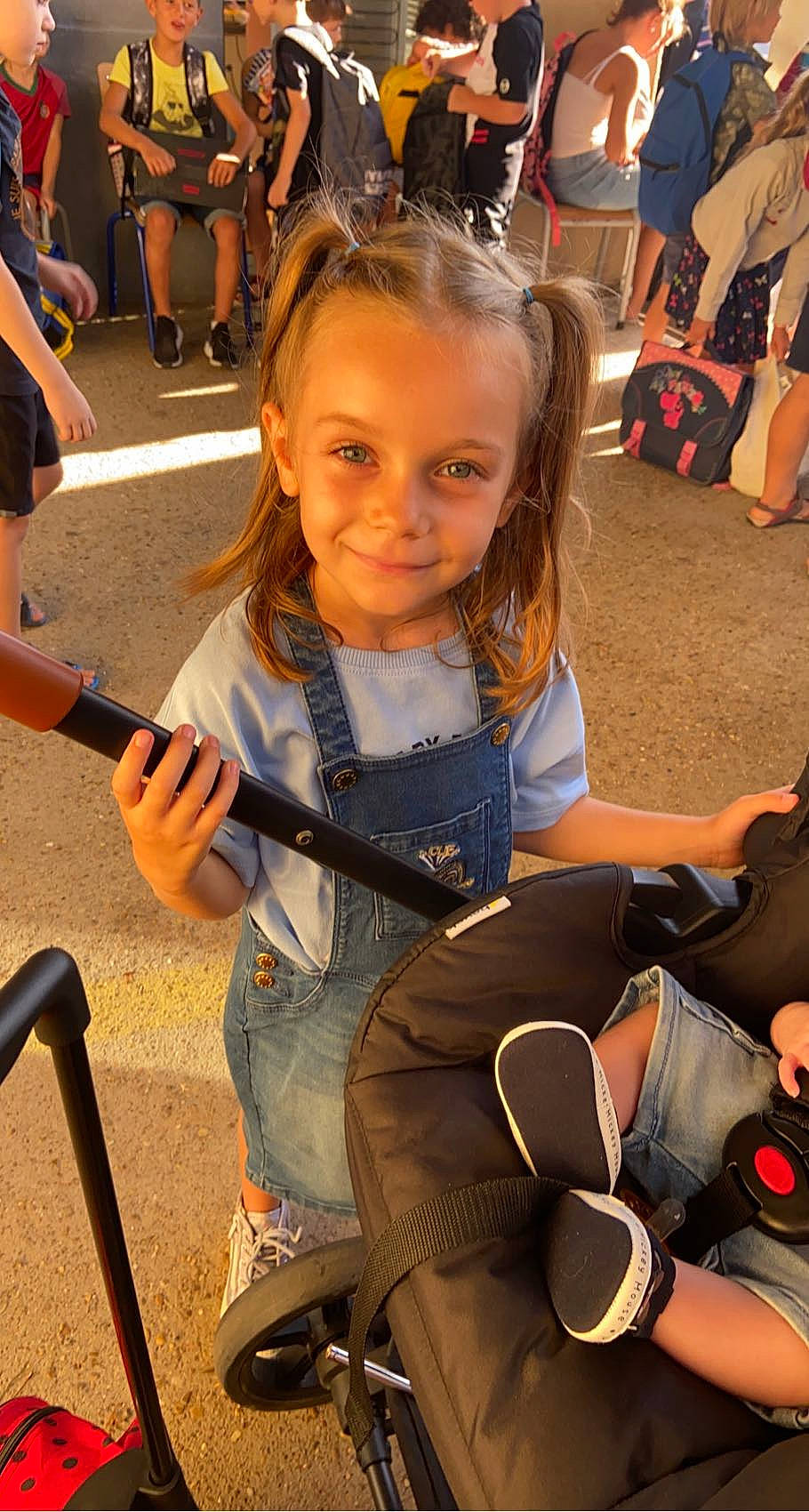 Emy a rejoint le concours — aidez-le/la à gagner de superbes lots ! child, event, fun, happy, headwear, human_leg, joint, joy, leg, leisure, people, person, photograph, product, public_space, recreation, shoe, skin, smile, snapshot