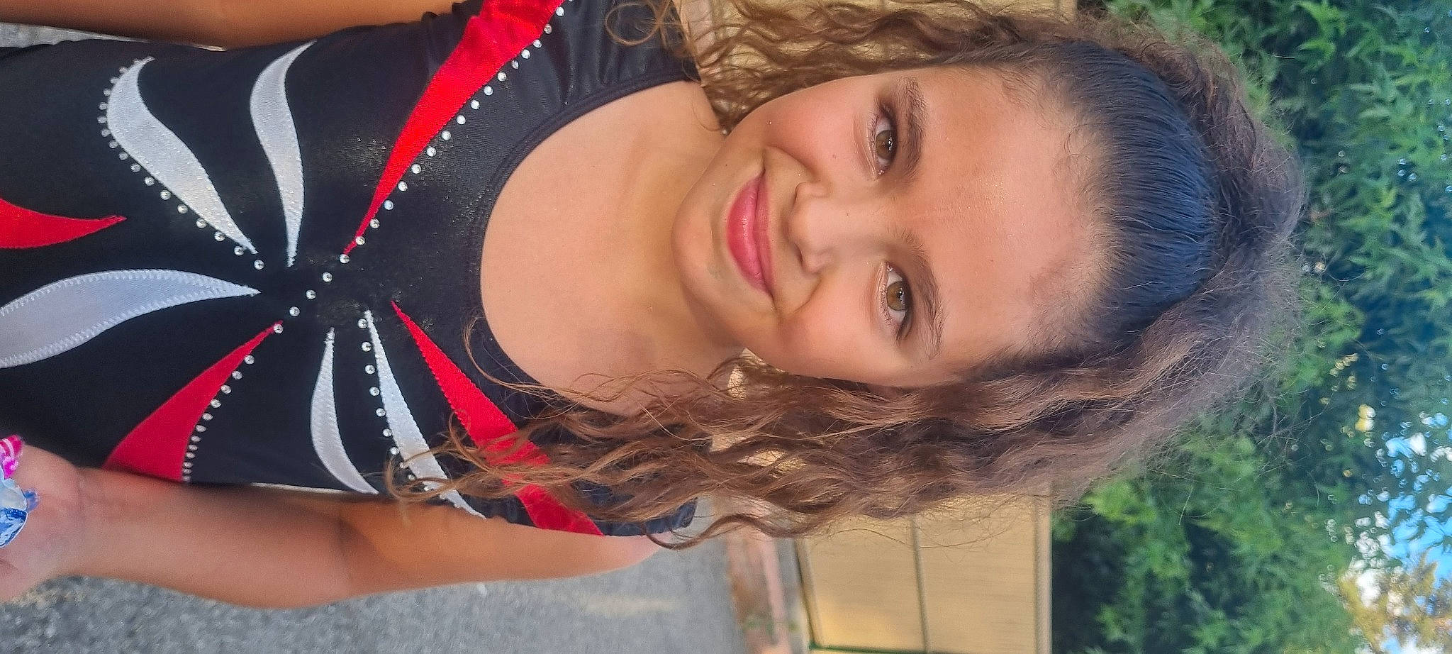 Lyloo a rejoint le concours — aidez-le/la à gagner de superbes lots ! black_hair, eye, eyelash, flash_photography, fun, grass, happy, human_body, joy, leisure, lip, long_hair, mouth, neck, nose, person, plant, skin, smile, thigh