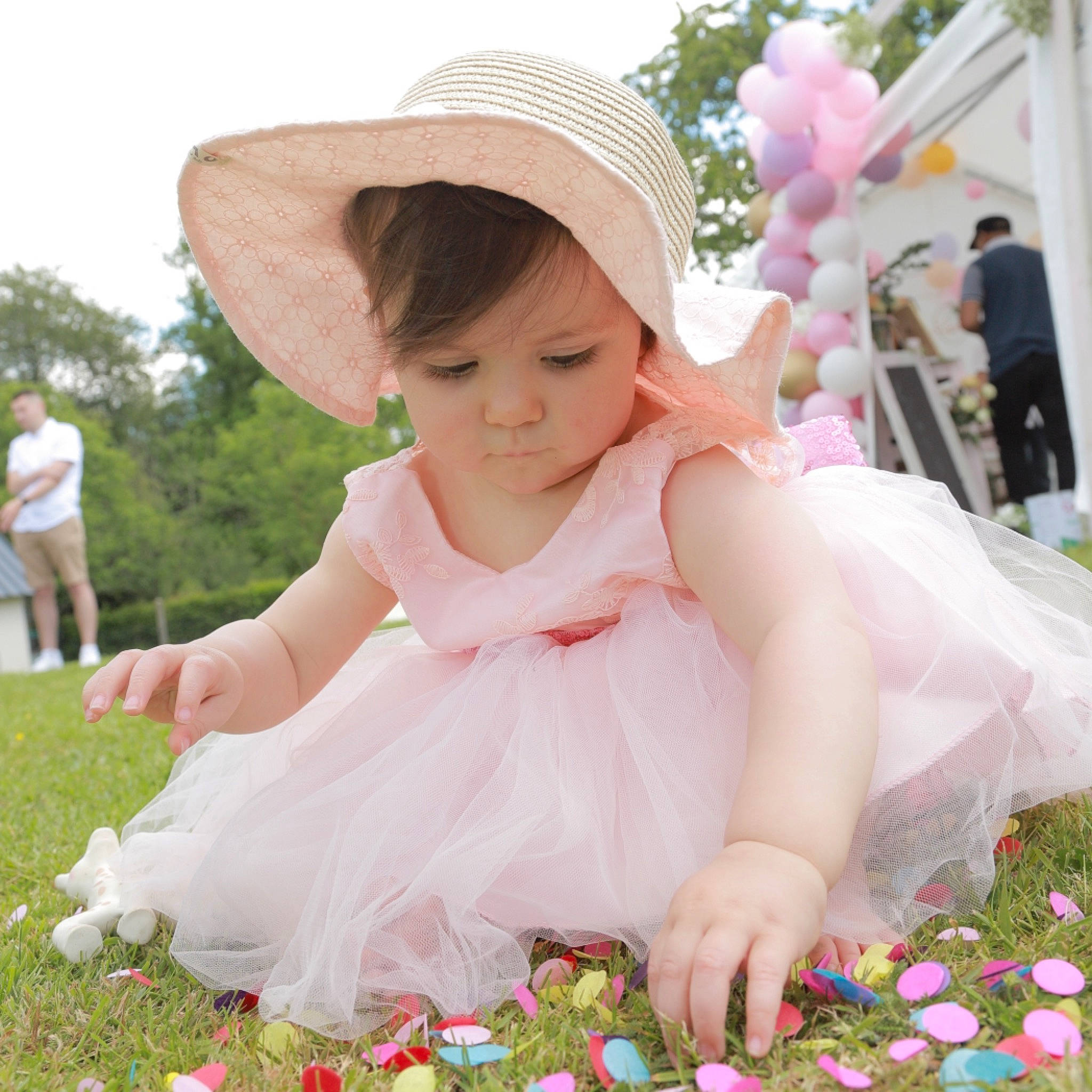Léona participe au concours pour gagner de l'argent avec cette photo : baby, baby_toddler_clothing, child, dress, event, fun, grass, green, happy, hat, pattern, people_in_nature, person, petal, pink, plant, sky, sun_hat, toddler, tree