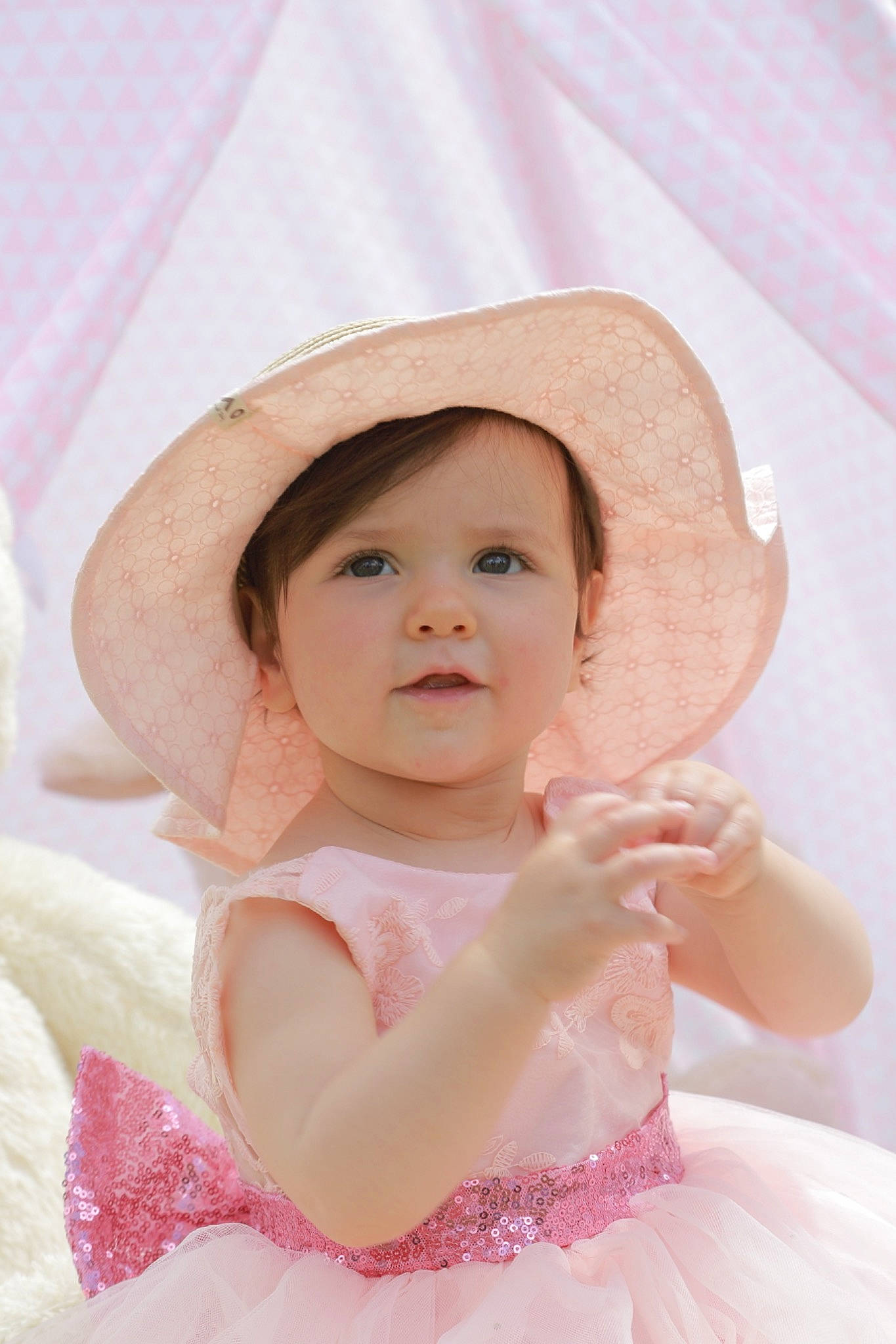 Léona a rejoint le concours — aidez-le/la à gagner de superbes lots ! baby, baby_toddler_clothing, child, dress, embellishment, face, facial_expression, fedora, happy, hat, headgear, headwear, lip, magenta, peach, person, pink, skin, smile, sun_hat