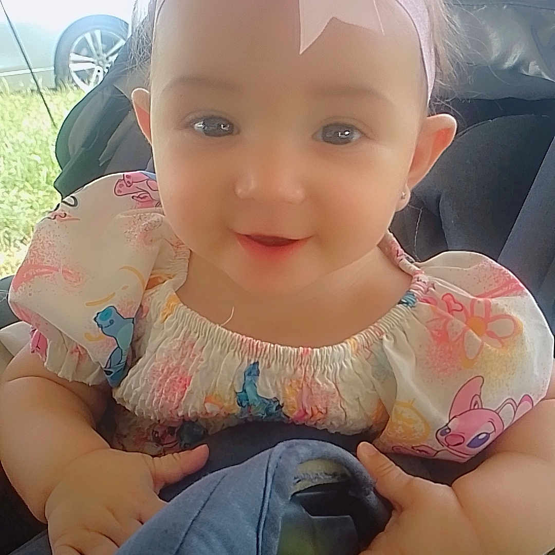 Vitalia a rejoint le concours — aidez-le/la à gagner de superbes lots ! baby, bow, cartoon_print, child, cute, daylight, dress, face, girl, hands, happy, headband, infant, outdoor, person, pink, portrait, seat, smiling, stroller