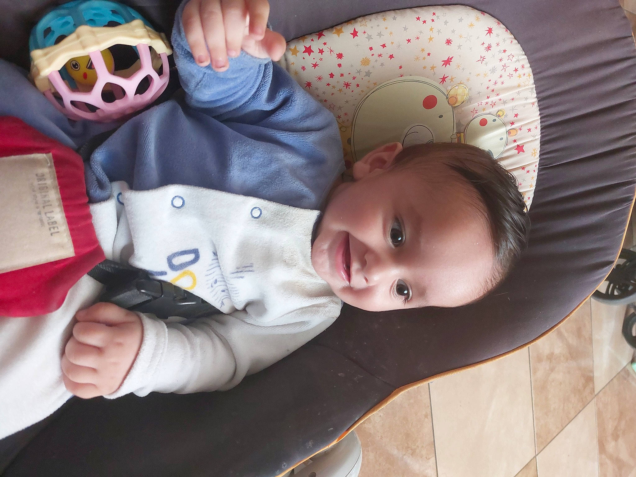 Esteban participe au concours pour gagner de l'argent avec cette photo : baby, baby_carriage, baby_products, baby_toddler_clothing, cheek, child, clothing, comfort, eye, facial_expression, head, headgear, human, joy, mouth, nose, organ, people, person, toddler