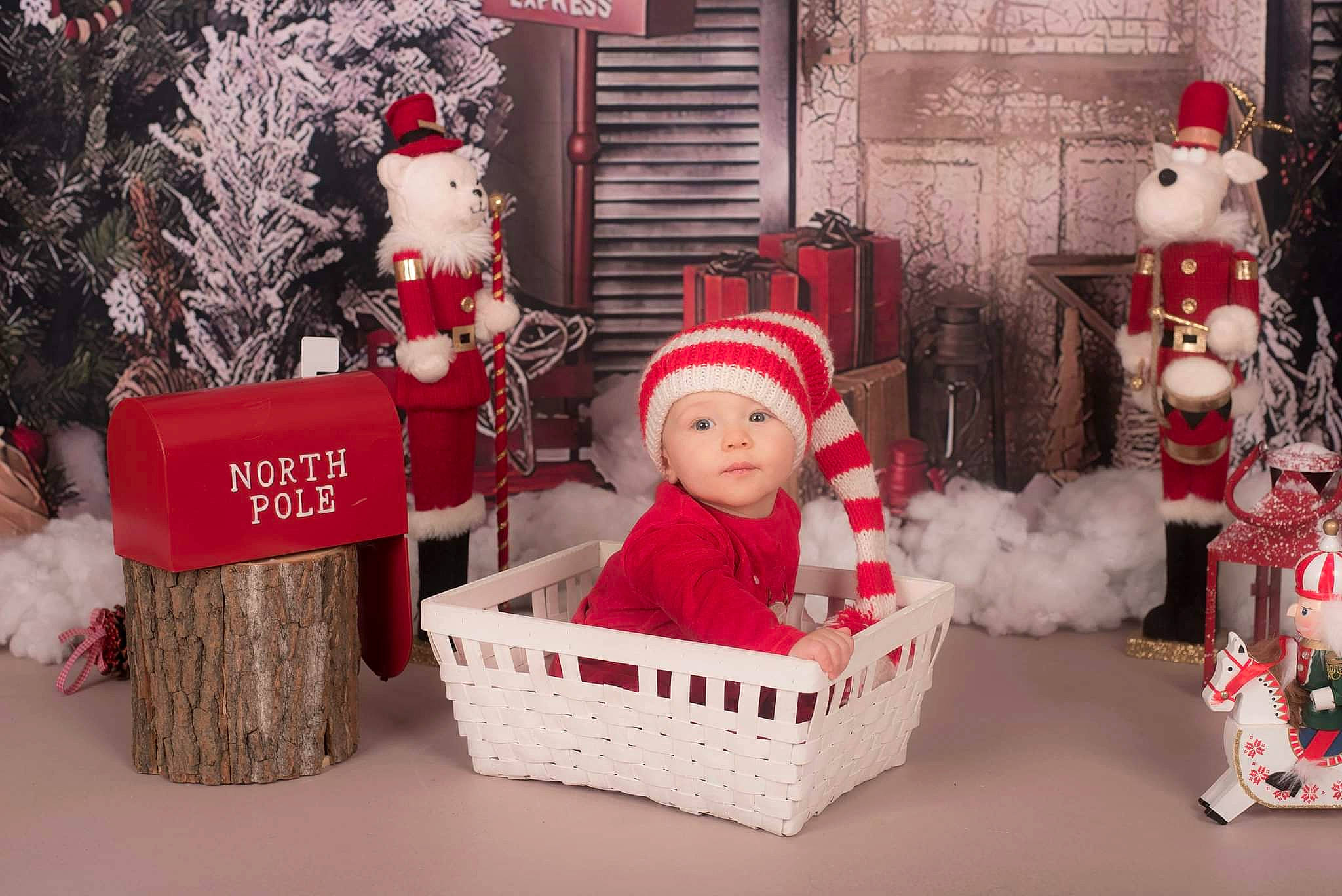 Ezio participe au concours pour gagner de l'argent avec cette photo : baby, carmine, christmas, christmas_decoration, christmas_eve, christmas_ornament, event, fur, happy, hat, headwear, holiday, human_body, ornament, person, red, room, santa_claus, toddler, toy