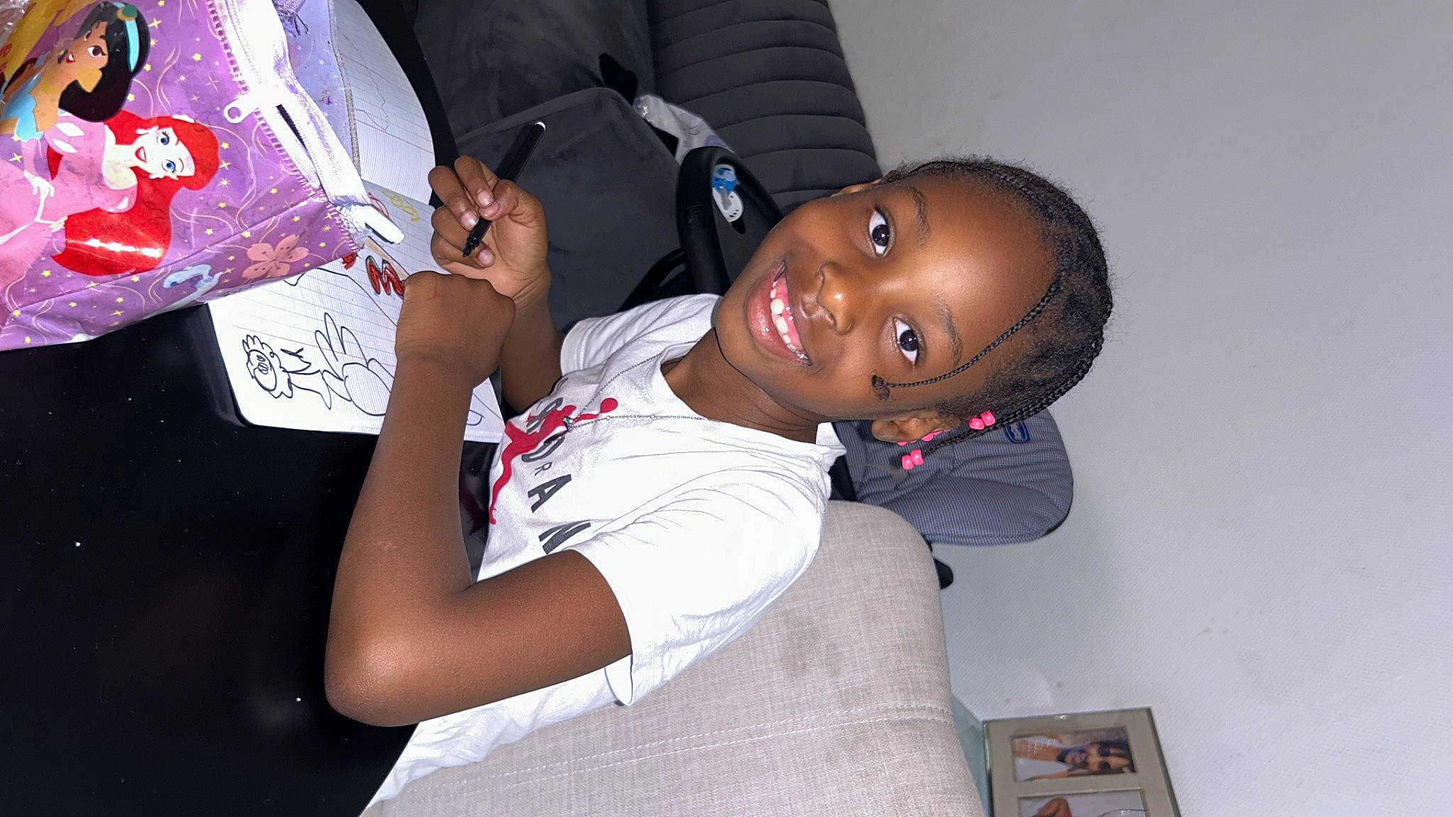 Rosa participe au concours pour gagner de l'argent avec cette photo : active_shirt, arm, black_hair, carmine, child, elbow, flash_photography, fun, gesture, happy, jewellery, joy, person, room, sleeve, smile, t_shirt