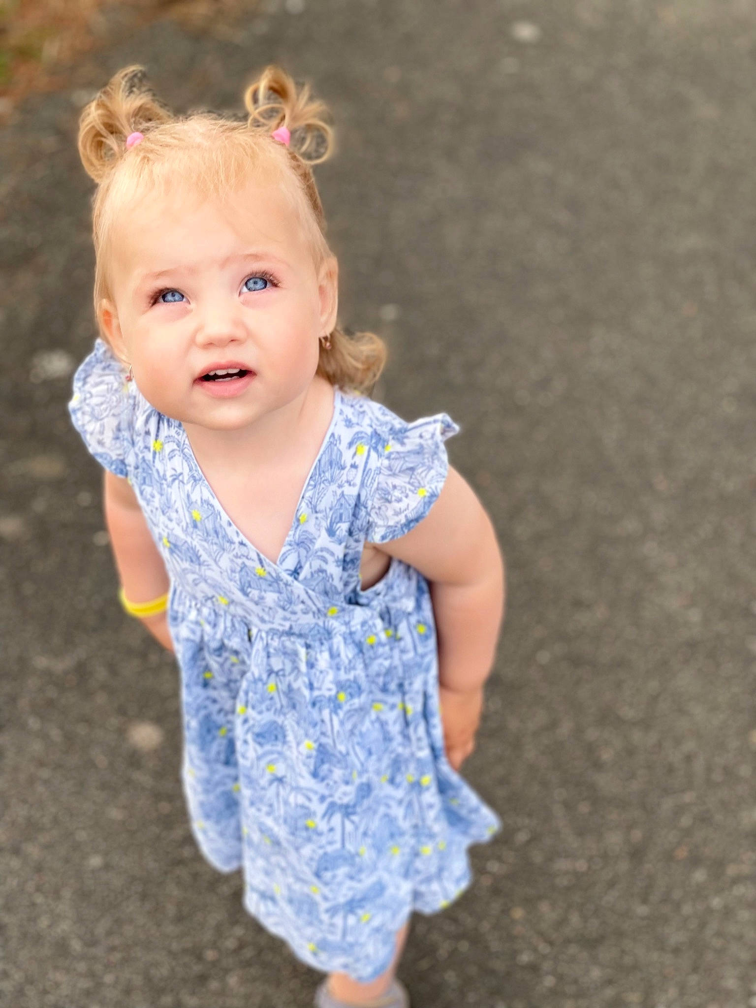 Milana a rejoint le concours — aidez-le/la à gagner de superbes lots ! baby, baby_toddler_clothing, clothing, electric_blue, eye, face, flash_photography, fun, gesture, grass, happy, head, iris, neck, person, shoulder, skin, sleeve, smile, t_shirt