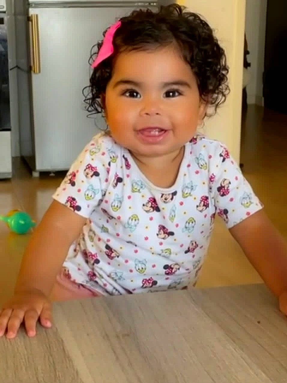 Yasmine a rejoint le concours — aidez-le/la à gagner de superbes lots ! baby_toddler_clothing, black_hair, cheek, eyelash, finger, floor, flooring, hair, hairstyle, happy, hardwood, head, joy, neck, nose, person, skin, sleeve, smile, toddler