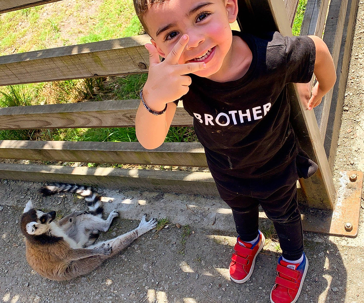Nael a rejoint le concours — aidez-le/la à gagner de superbes lots ! baby_toddler_clothing, child, fence, finger, fun, grass, happy, human_leg, joy, leisure, person, recreation, sitting, sleeve, smile, soil, sportswear, t_shirt, tail, thigh