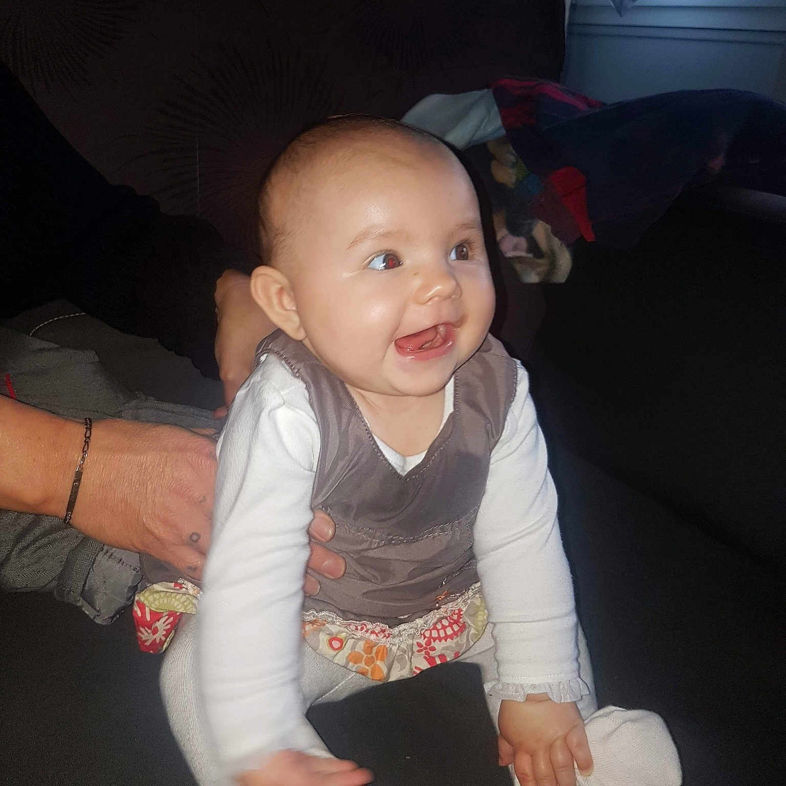 Léna a rejoint le concours — aidez-le/la à gagner de superbes lots ! arm, boy, cheek, child, cool, day, eye, fun, girl, head, human_hair_color, infant, leg, mouth, person, product, sitting, skin, smile, toddler