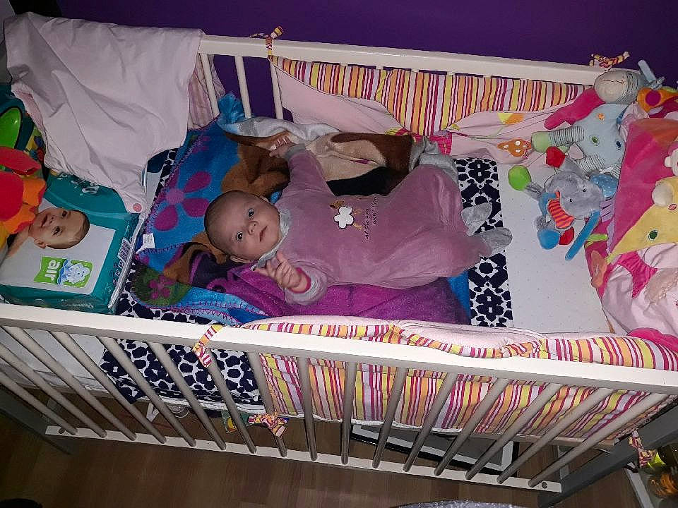 Léna participe au concours pour gagner de l'argent avec cette photo : baby_products, bed, bedding, child, fun, furniture, infant, infant_bed, joy, linens, material, person, pink, product, recreation, room, textile, toddler