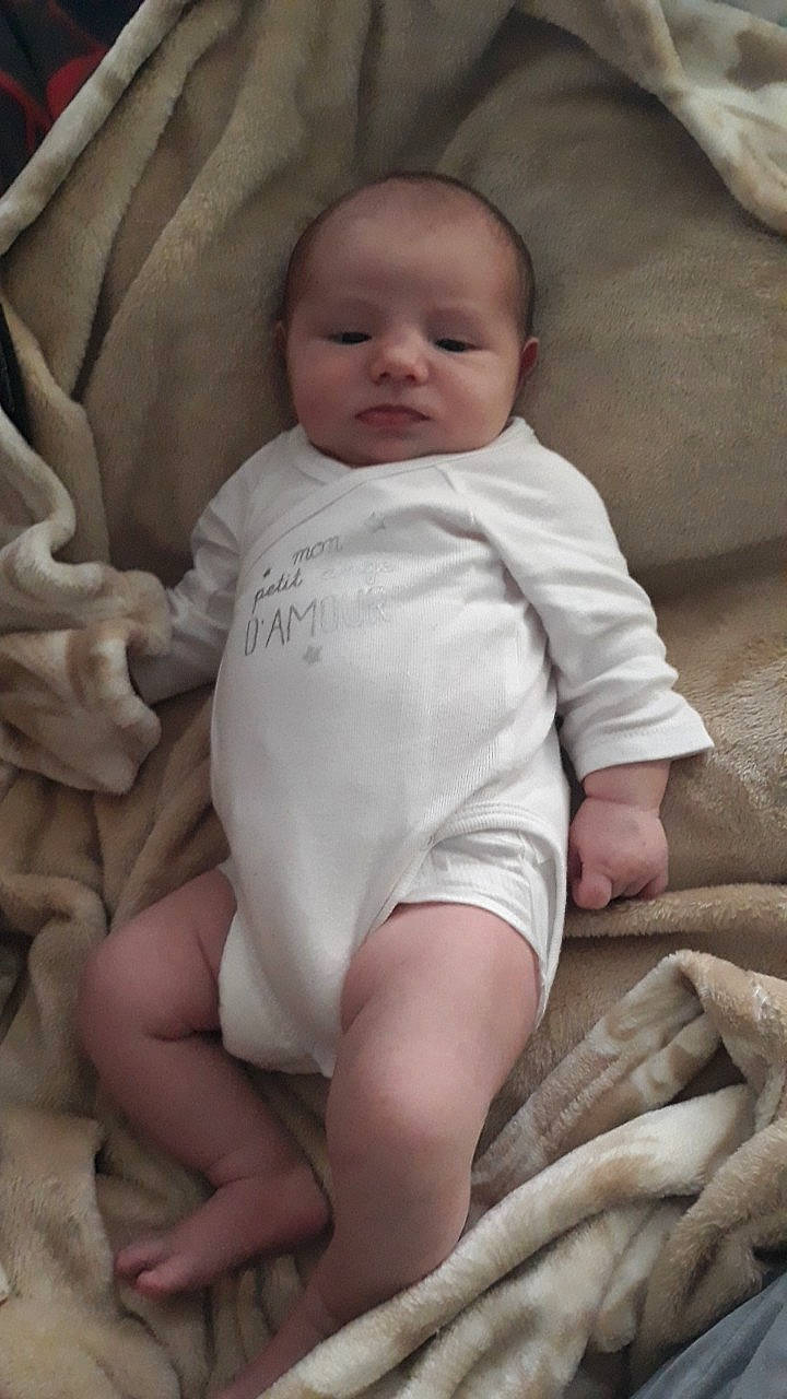 Léna a rejoint le concours — aidez-le/la à gagner de superbes lots ! abdomen, cheek, child, finger, girl, hand, head, infant, leg, person, product, sitting, skin, sleep, toddler