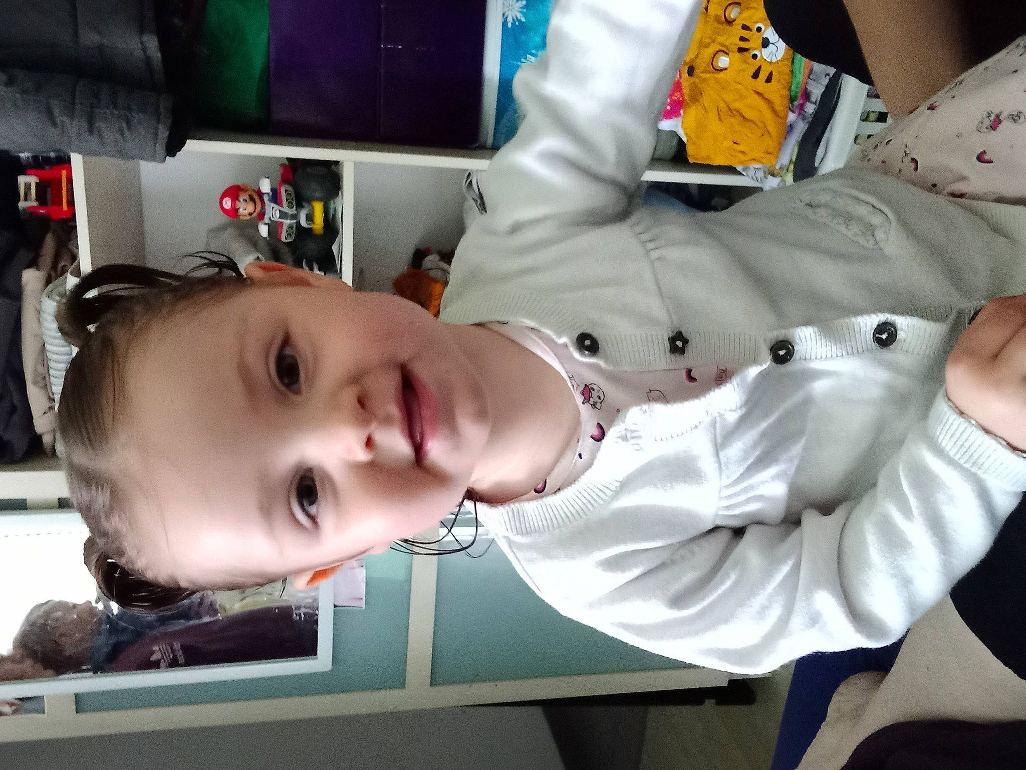 Sonia a rejoint le concours — aidez-le/la à gagner de superbes lots ! baby, baby_products, child, eyelash, eyewear, fun, house, joy, mouth, nose, person, room, sleeve, toddler