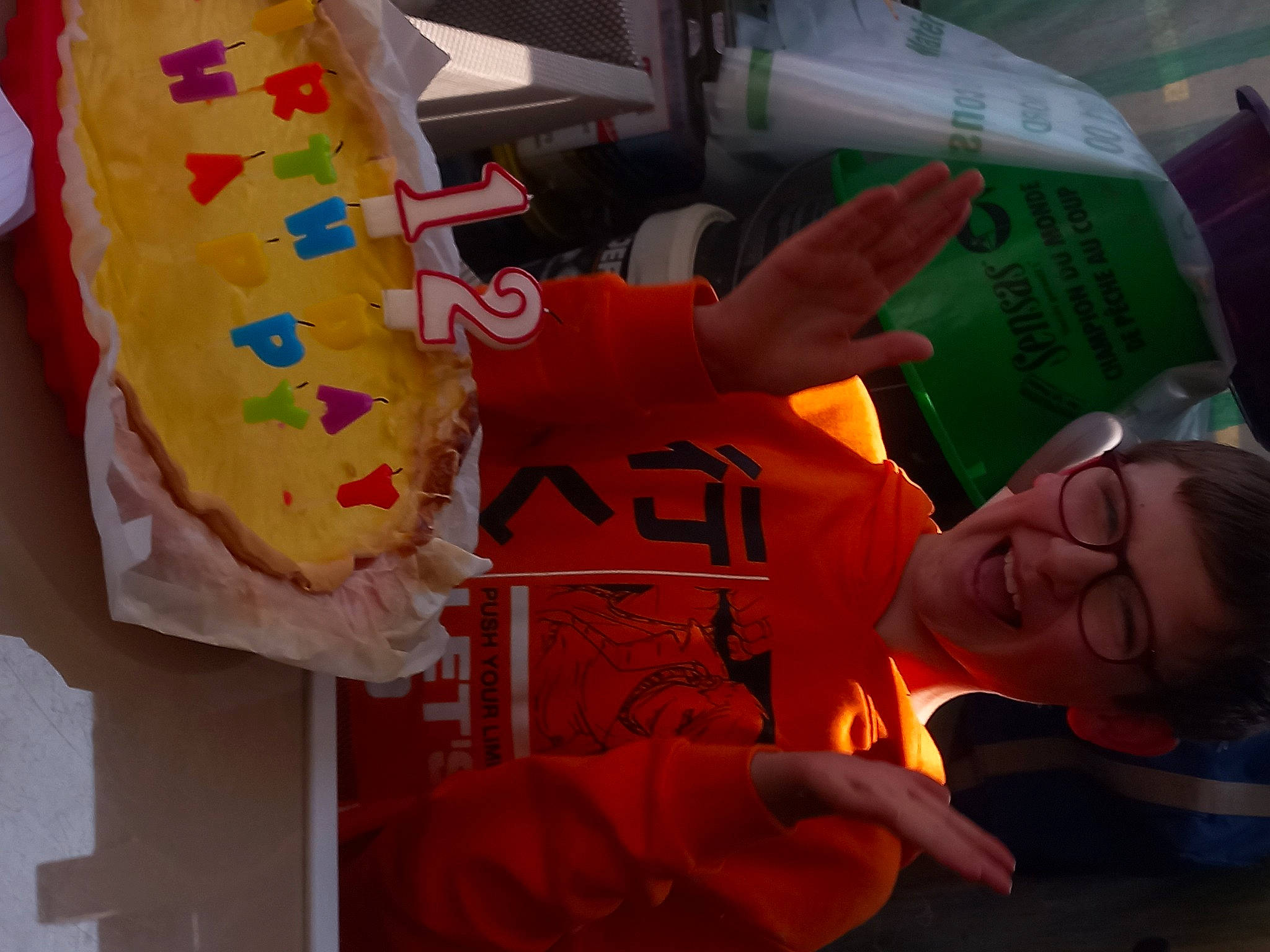 Ethan a rejoint le concours — aidez-le/la à gagner de superbes lots ! baking, birthday_cake, buttercream, child, comfort_food, dessert, event, finger_food, food, fun, icing, ingredient, joy, junk_food, party_supply, pastry, person, plastic, sweetness, t_shirt