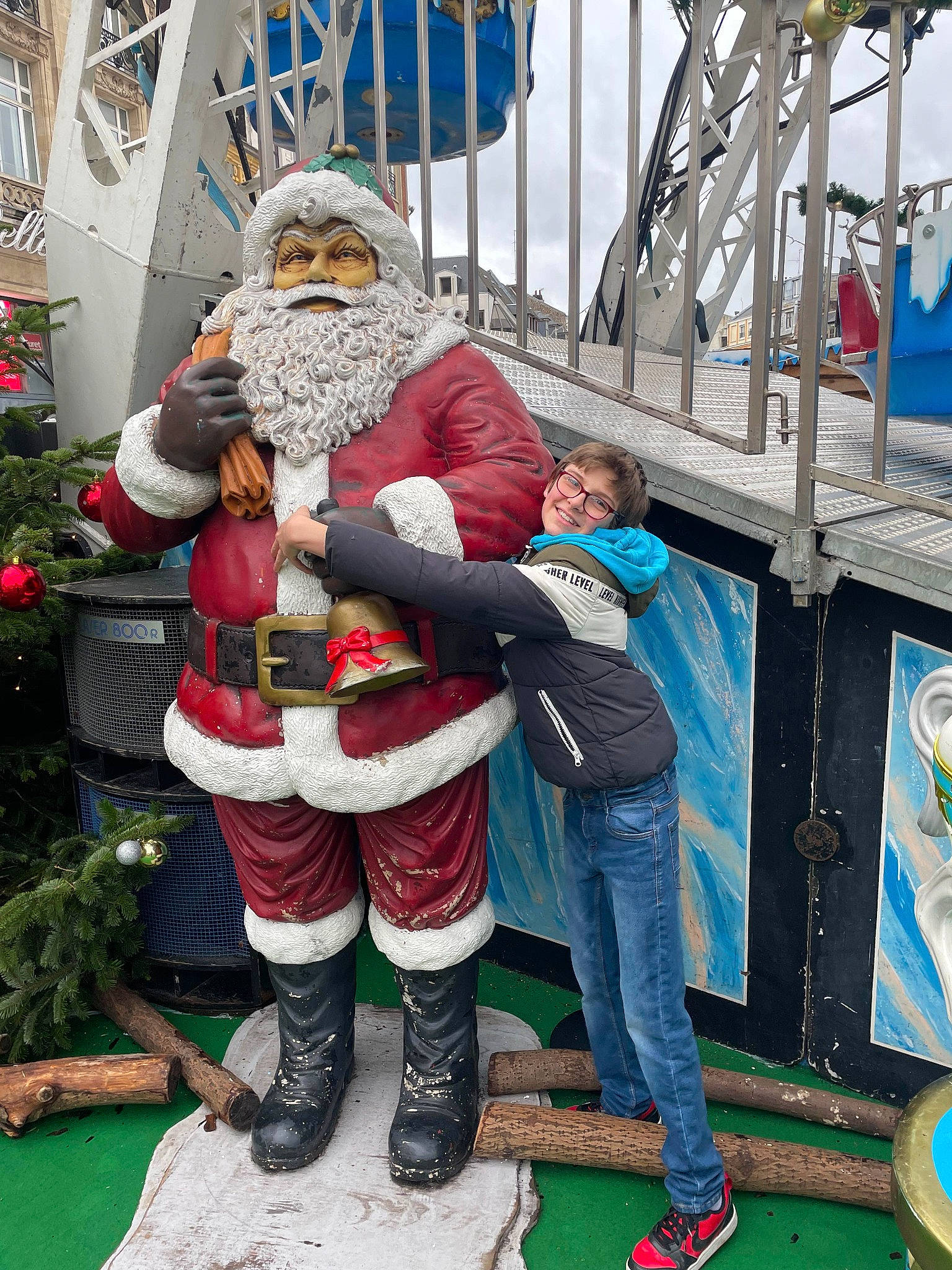 Ethan a rejoint le concours — aidez-le/la à gagner de superbes lots ! beard, boot, child, christmas, christmas_decoration, christmas_eve, event, fictional_character, fun, glove, grass, holiday, joy, lap, lawn_ornament, leisure, person, plant, recreation, santa_claus