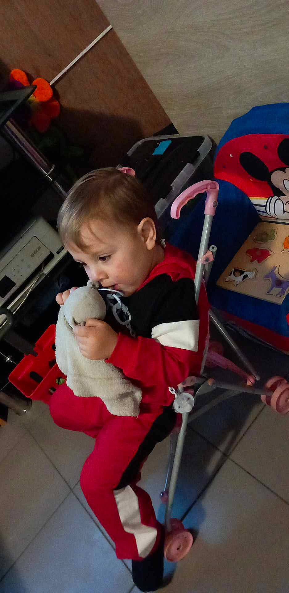 Rayan a rejoint le concours — aidez-le/la à gagner de superbes lots ! baby, baby_carriage, baby_products, baby_toddler_clothing, bag, chair, child, comfort, event, flooring, fun, hairstyle, hat, lap, leg, luggage_and_bags, person, sitting, skin, toddler