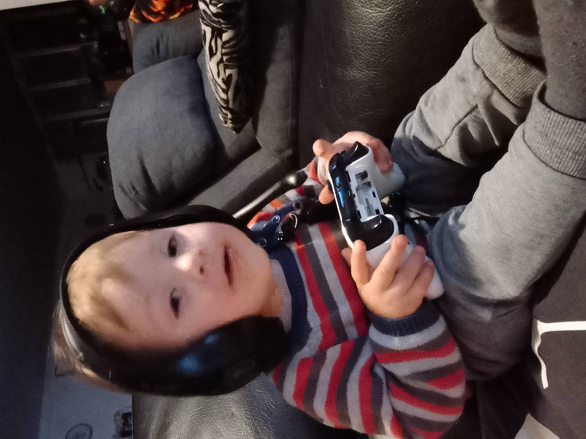 Rayan a rejoint le concours — aidez-le/la à gagner de superbes lots ! audio_equipment, auto_part, automotive_design, baby, baby_carriage, baby_products, car_seat, child, comfort, eyelash, finger, flash_photography, gesture, hand, human_leg, nail, person, sleeve, thumb, toddler