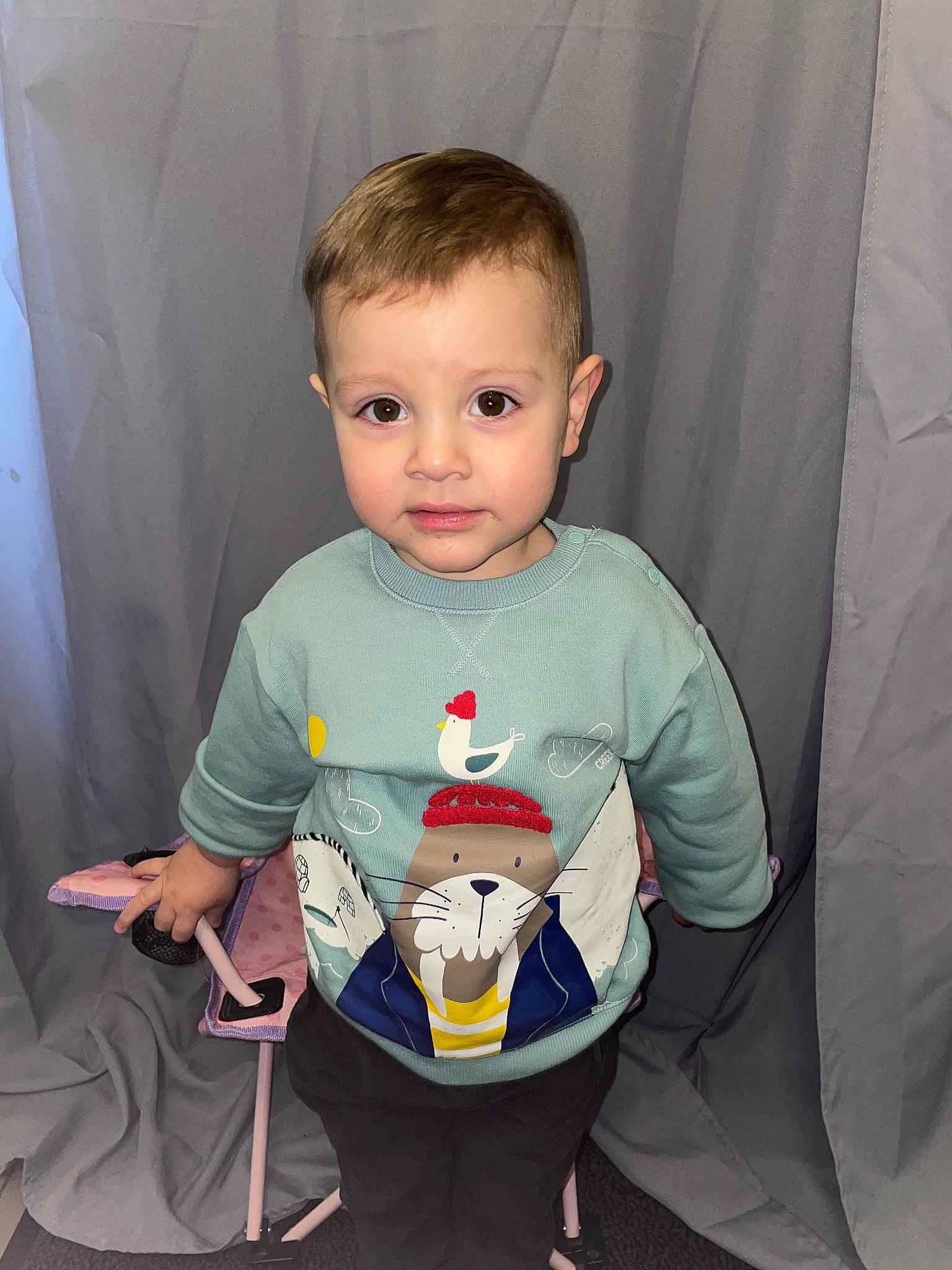 Rayan participe au concours pour gagner de l'argent avec cette photo : baby, baby_products, baby_toddler_clothing, carmine, cheek, child, comfort, elbow, flooring, fun, happy, person, sitting, sleeve, t_shirt, toddler, top, vacation