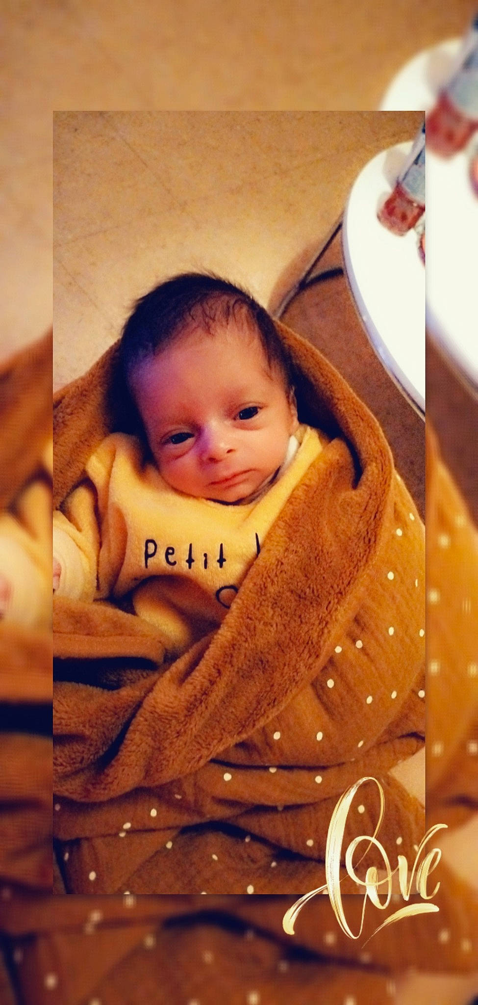 Kassim participe au concours pour gagner de l'argent avec cette photo : baby, baby_toddler_clothing, bib, cheek, child, comfort, eyebrow, finger, happy, iris, lip, nose, orange, person, plate, sitting, skin, sleeve, tableware, toddler