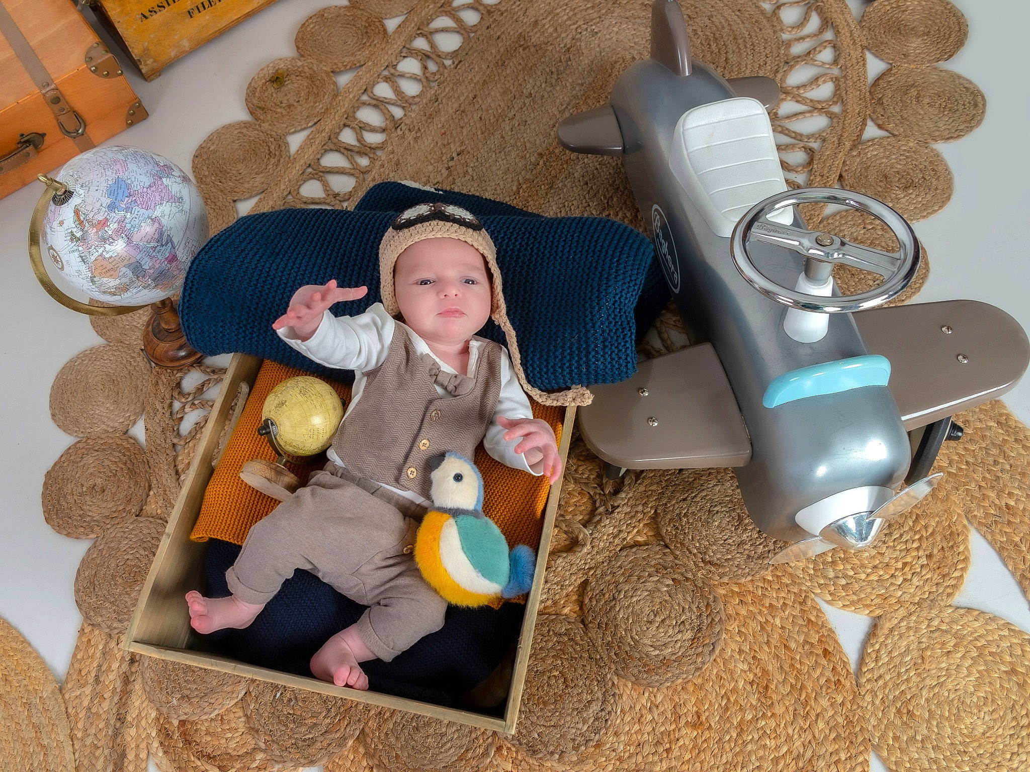 Thymao participe au concours pour gagner de l'argent avec cette photo : baby, baby_products, baby_toddler_clothing, baby_toys, child, comfort, fashion_accessory, flooring, fun, headgear, headwear, infant_bed, linens, person, product, room, sitting, stuffed_toy, sun_hat, toddler