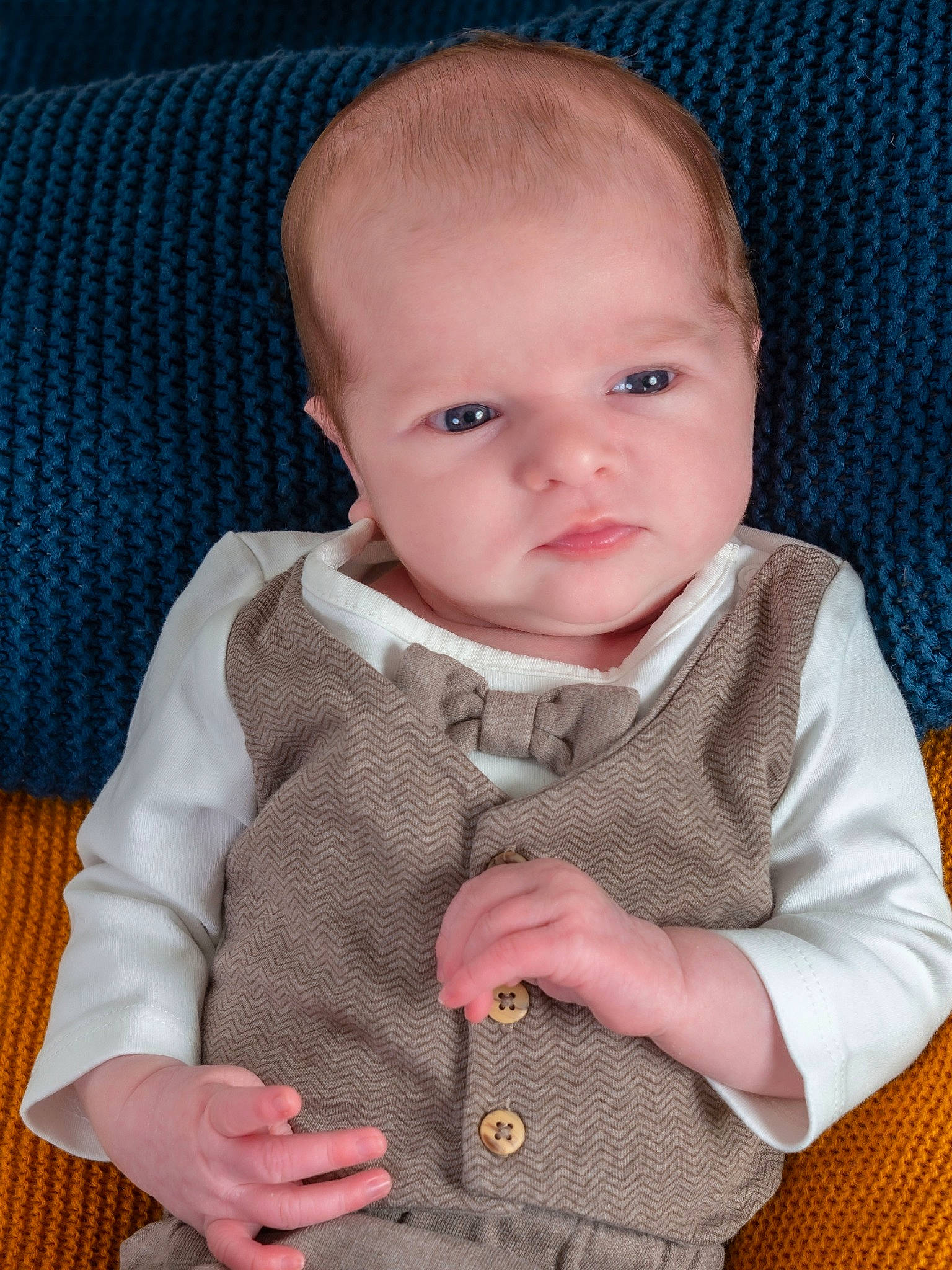 Thymao a rejoint le concours — aidez-le/la à gagner de superbes lots ! baby, baby_toddler_clothing, cheek, child, chin, clothing, collar, comfort, eye, face, iris, lip, nose, pattern, person, sitting, skin, sleeve, t_shirt, textile