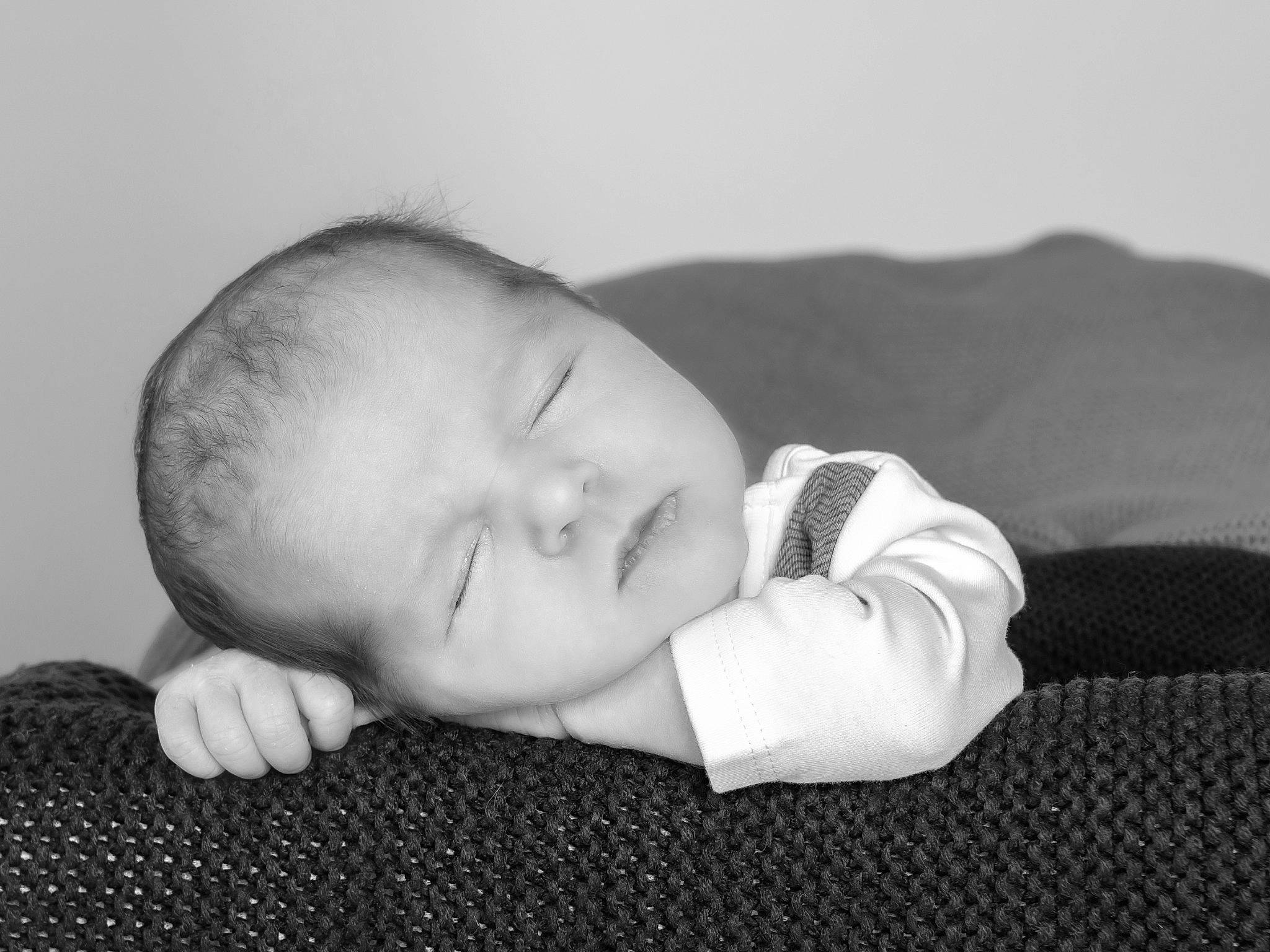 Thymao a rejoint le concours — aidez-le/la à gagner de superbes lots ! baby, baby_sleeping, baby_toddler_clothing, bedtime, cheek, child, comfort, flash_photography, happy, iris, monochrome, monochrome_photography, nap, nose, person, portrait, portrait_photography, sitting, sleep, sleeve