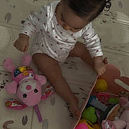 Camilia a rejoint le concours — aidez-le/la à gagner de superbes lots ! baby, barefoot, child, curly_hair, cute, foot, hand, infant, long_eyelashes, nursery, onesie, pink, play_mat, playpen, playtime, plush_toy, sitting, top_view, toy, toy_box