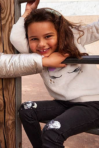 Clara participe au concours pour gagner de l'argent avec cette photo : black_hair, blond, brown_hair, cool, elbow, eye, flash_photography, fun, gesture, happy, head, human_body, human_leg, joint, joy, knee, long_hair, person, skin, smile