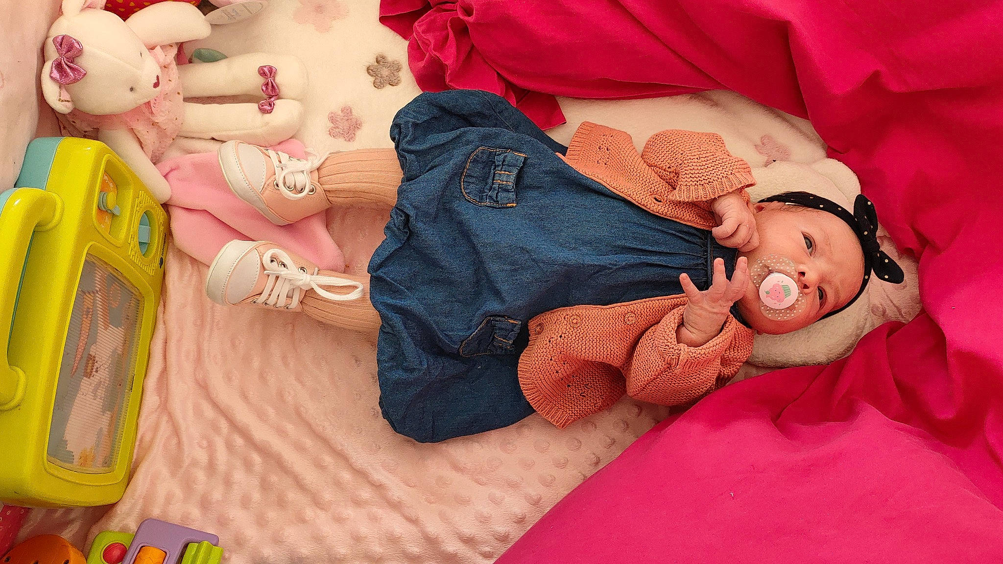 Lise participe au concours pour gagner de l'argent avec cette photo : arm, baby_sleeping, baby_toddler_clothing, comfort, doll, dress, finger, hand, human_body, leg, linens, mouth, nail, person, pink, skin, stuffed_toy, textile, thigh, toddler
