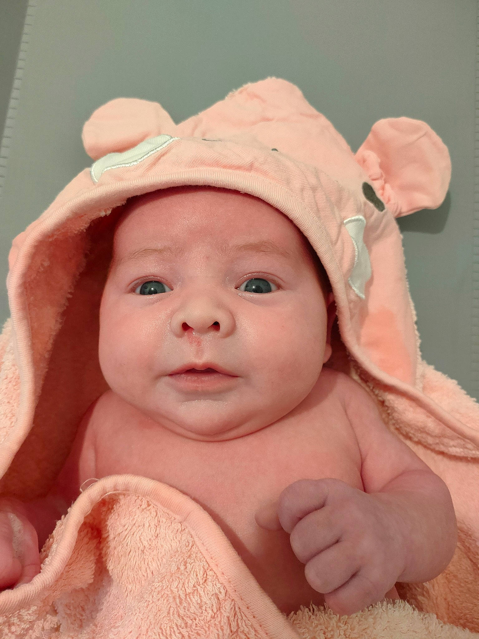 Lise participe au concours pour gagner de l'argent avec cette photo : baby, cap, cheek, child, close_up, comfort, eye, eyebrow, fashion_accessory, fun, happy, hat, headgear, headwear, linens, lip, person, pink, skin, smile