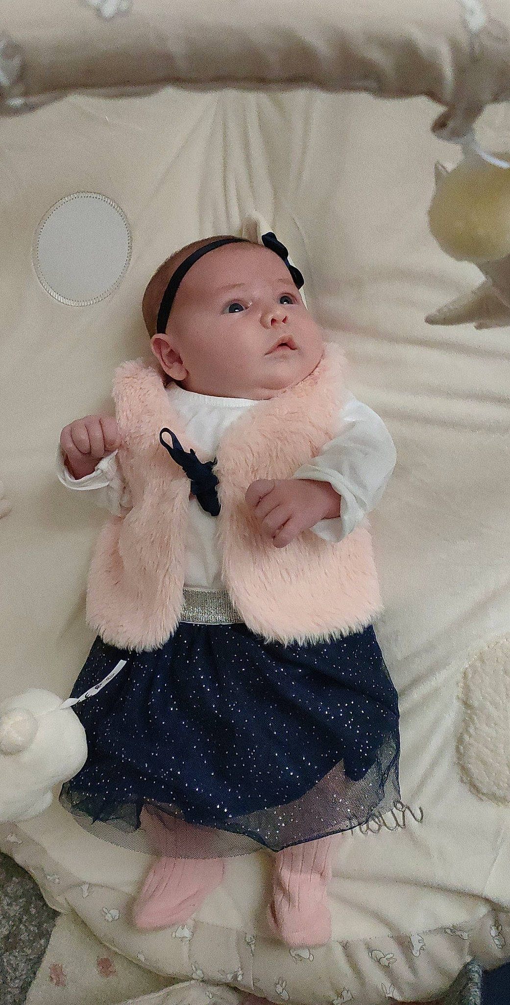 Lise a rejoint le concours — aidez-le/la à gagner de superbes lots ! baby, baby_toddler_clothing, child, comfort, doll, fur, happy, human_leg, pattern, pink, skin, sleeve, stuffed_toy, textile, thigh, toddler, toy, trunk, waist, white