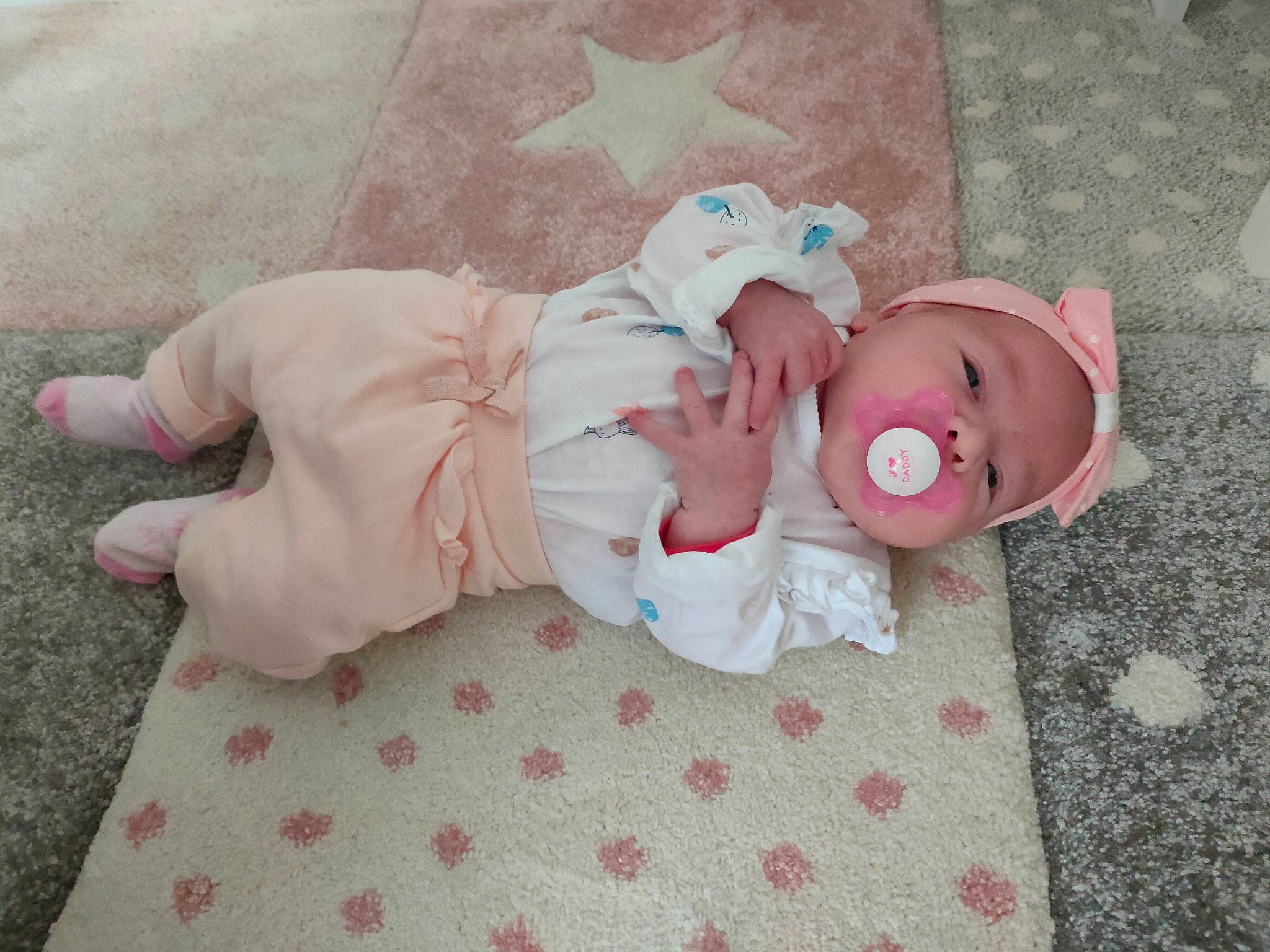 Lise a rejoint le concours — aidez-le/la à gagner de superbes lots ! baby, baby_products, baby_toddler_clothing, baby_toys, child, comfort, fashion_accessory, fawn, flooring, grass, linens, pattern, person, pink, room, sitting, sleeve, stuffed_toy, toddler, toy