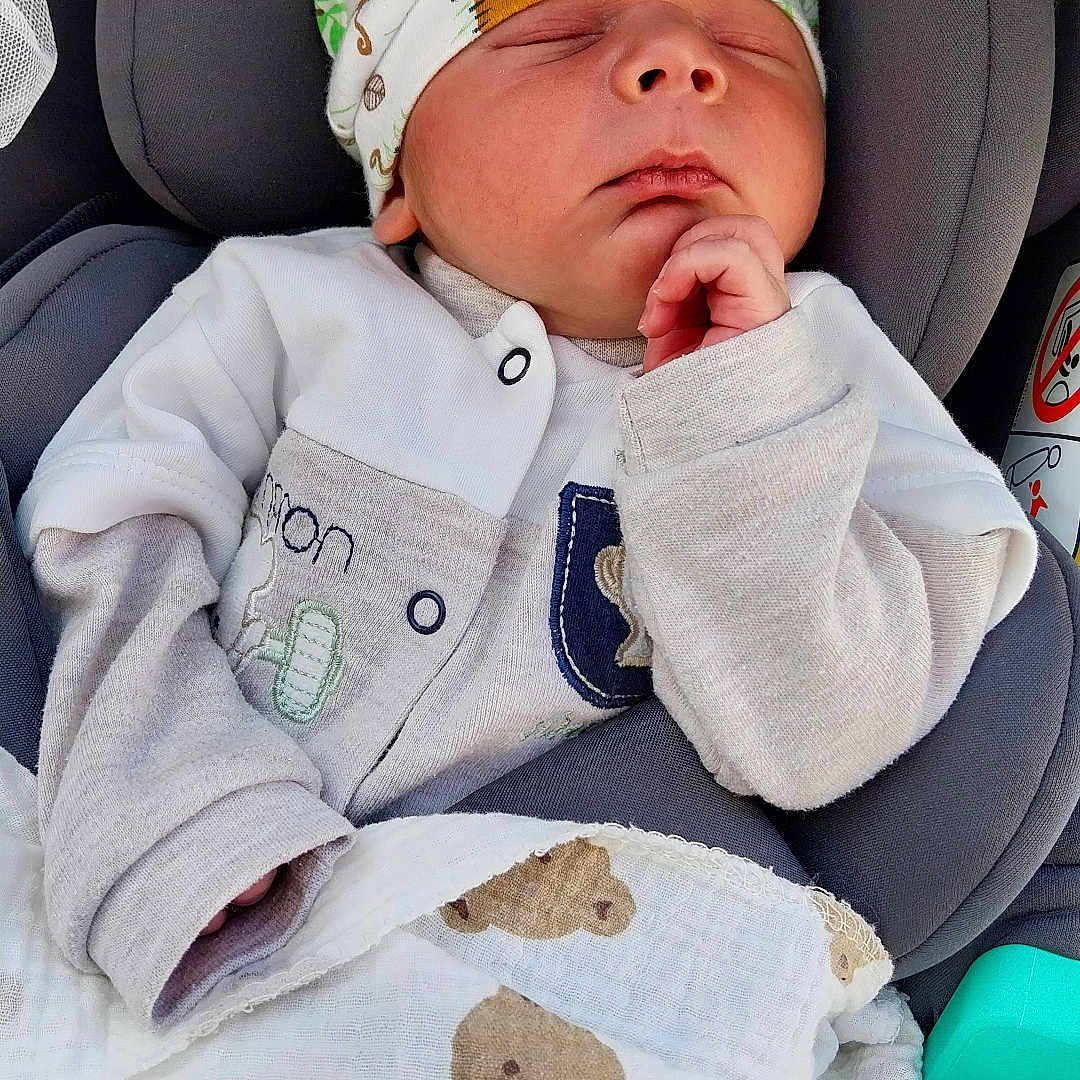 Romario a rejoint le concours — aidez-le/la à gagner de superbes lots ! baby, blanket, bundle, car_seat, child, clothing, cozy, cute, face, hand, hat, indoors, infant, newborn, peaceful, portrait, resting, sleeping, soft, teddy_bear