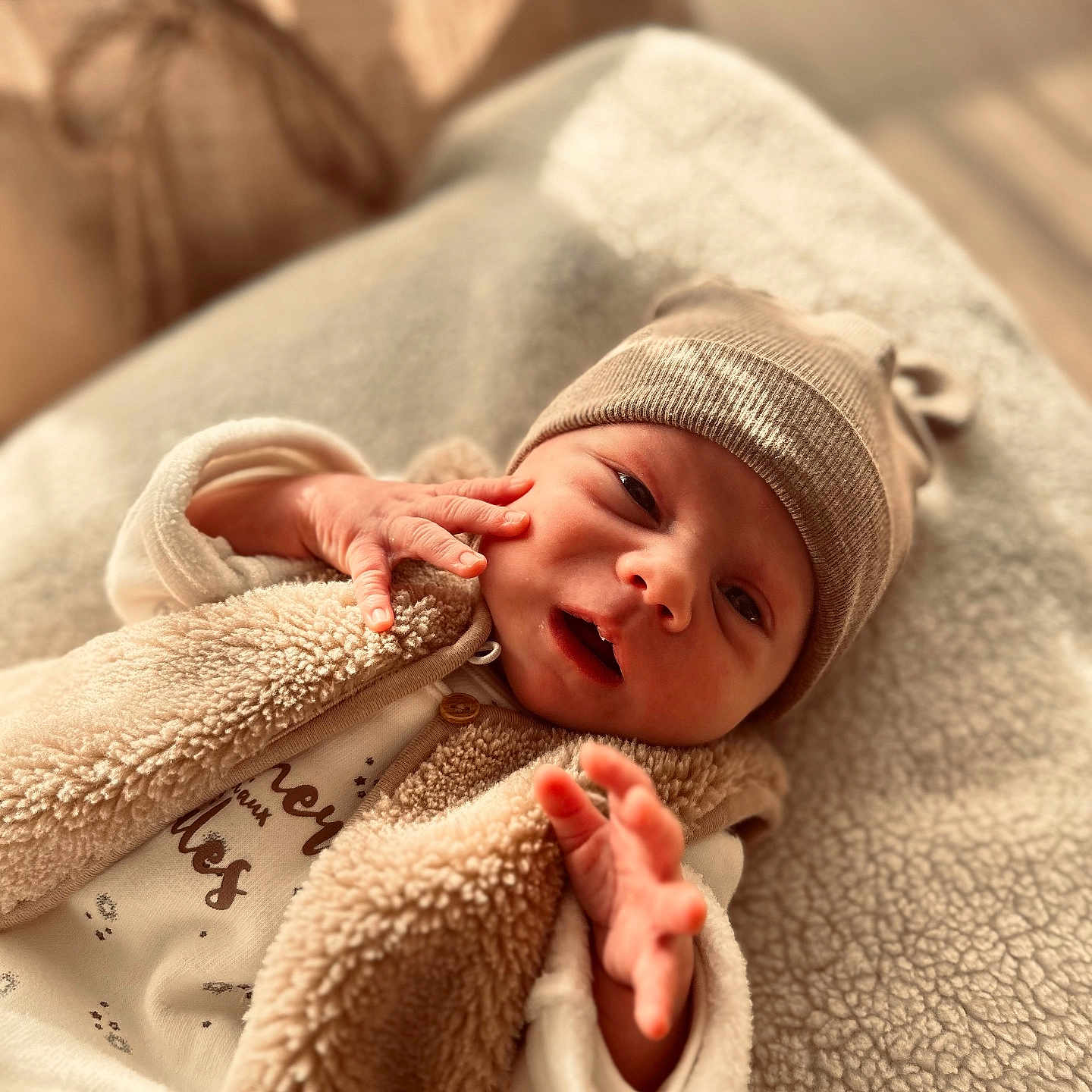 Jules a rejoint le concours — aidez-le/la à gagner de superbes lots ! baby, blanket, child, clothing, cozy, cute, expression, face, hand, hat, indoors, infant, laying, light, newborn, person, plush, soft, texture, warm