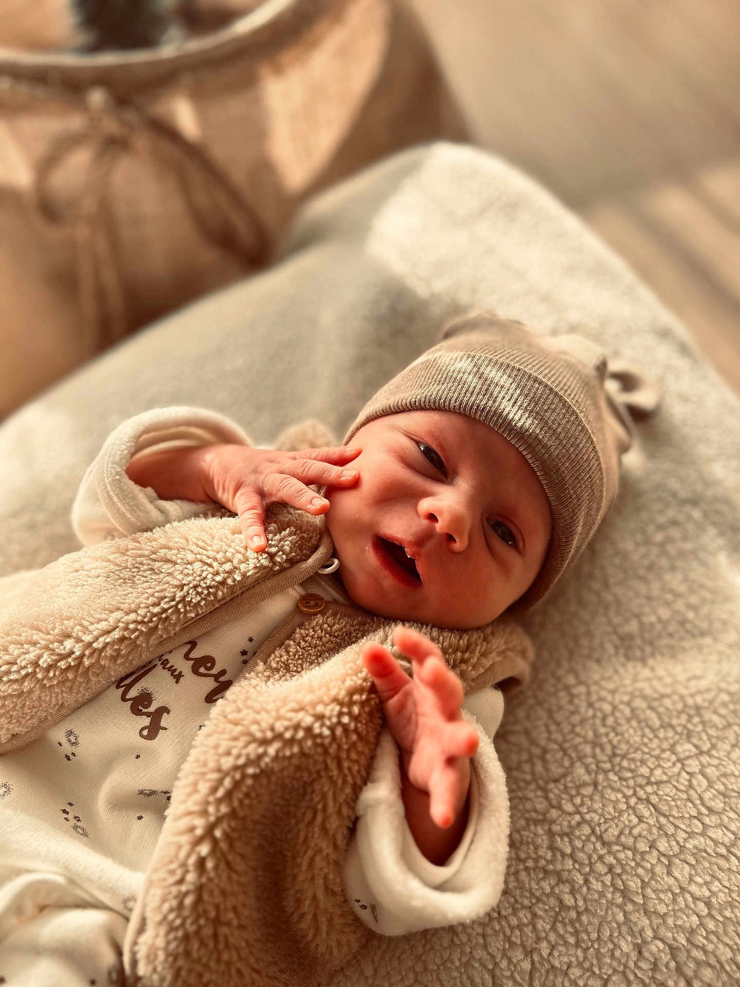 Jules a rejoint le concours — aidez-le/la à gagner de superbes lots ! baby, newborn, infant, hat, clothing, blanket, hand, face, soft, warm, cozy, plush, laying, cute, expression, child, person, indoors, light, texture