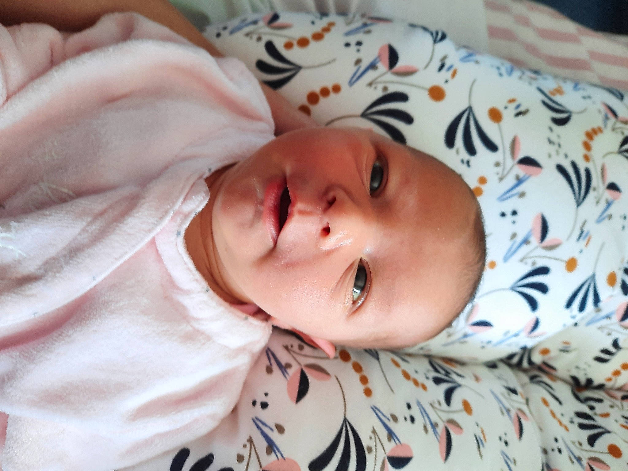 Léxa participe au concours pour gagner de l'argent avec cette photo : baby, baby_toddler_clothing, cheek, child, comfort, eye, eyebrow, eyelash, happy, hat, head, iris, linens, lip, mouth, nose, pattern, person, skin, sleeve