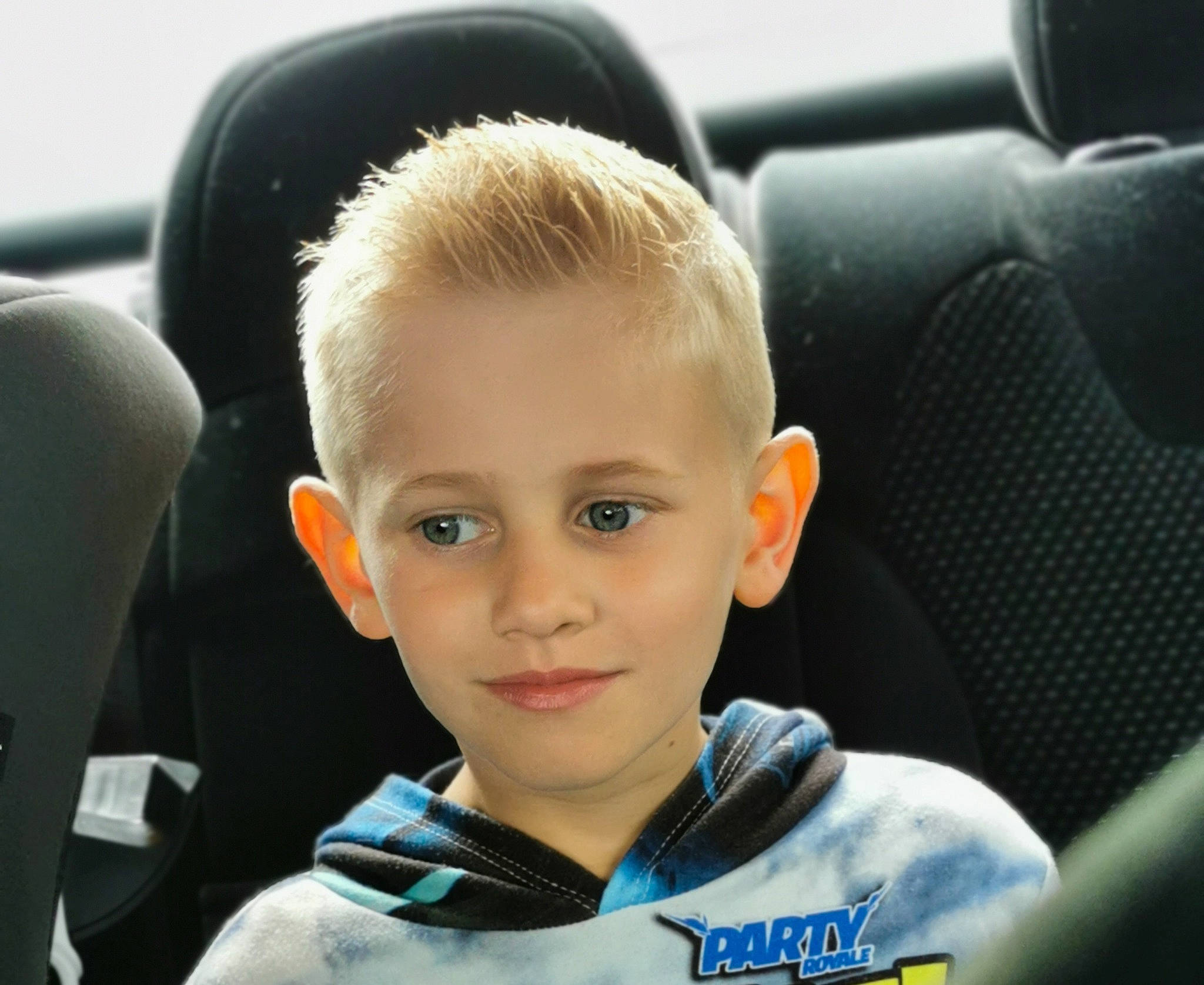 Louka a rejoint le concours — aidez-le/la à gagner de superbes lots ! auto_part, automotive_design, automotive_exterior, car, car_seat, car_seat_cover, child, chin, electric_blue, family_car, flash_photography, head_restraint, joy, luxury_vehicle, motor_vehicle, person, personal_luxury_car, product, sleeve, smile