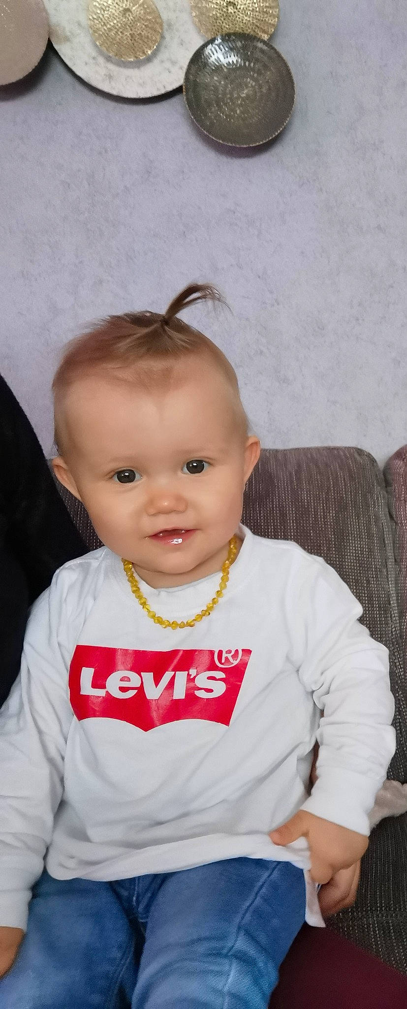 Elisa participe au concours pour gagner de l'argent avec cette photo : arm, baby, baby_toddler_clothing, cheek, couch, ear, eye, eyebrow, eyelash, forehead, happy, iris, lip, neck, nose, person, skin, sleeve, smile, t_shirt